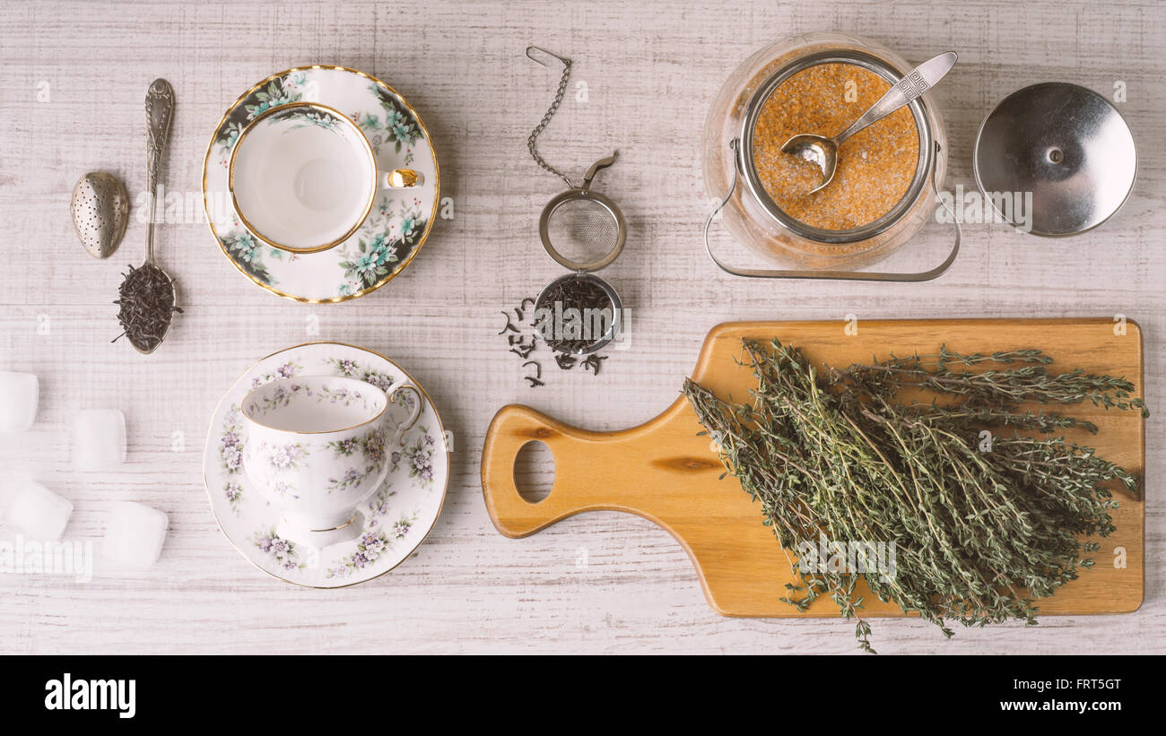 Zubereitung des Tees mit Kräutern horizontal eingestellt Stockfoto
