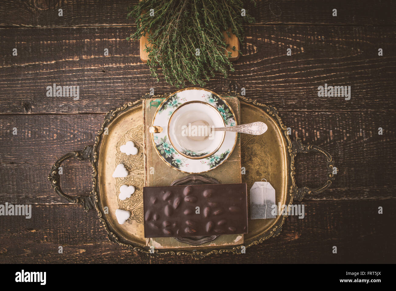 Tee-Set mit Kraut und Schokolade auf dem Holztisch Stockfoto