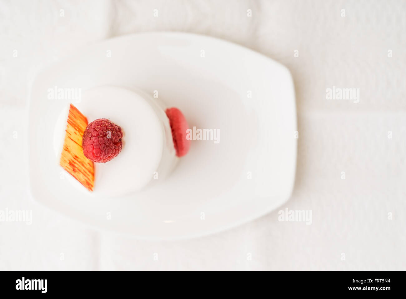 Weisse Torte mit Himbeer Draufsicht Stockfoto