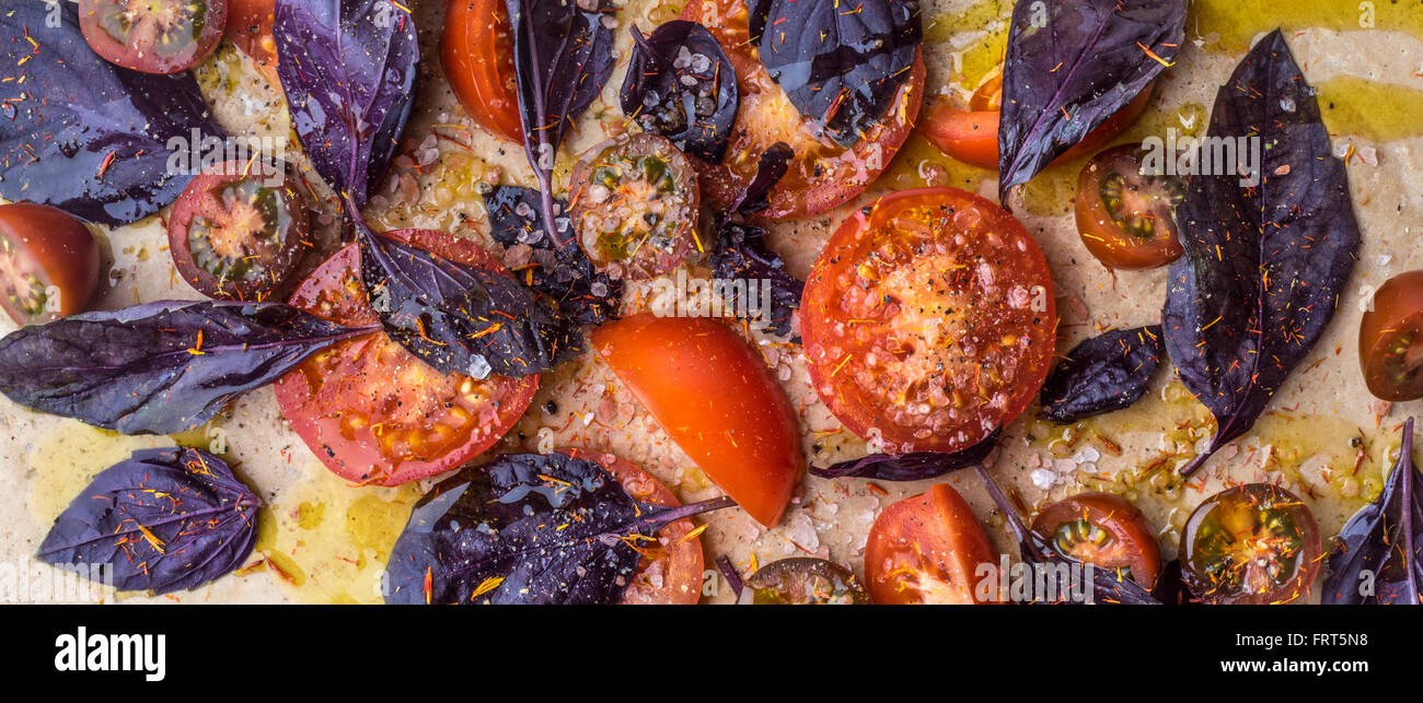 Tomaten mit Salz und rotem Basilikum Breitbild Stockfoto
