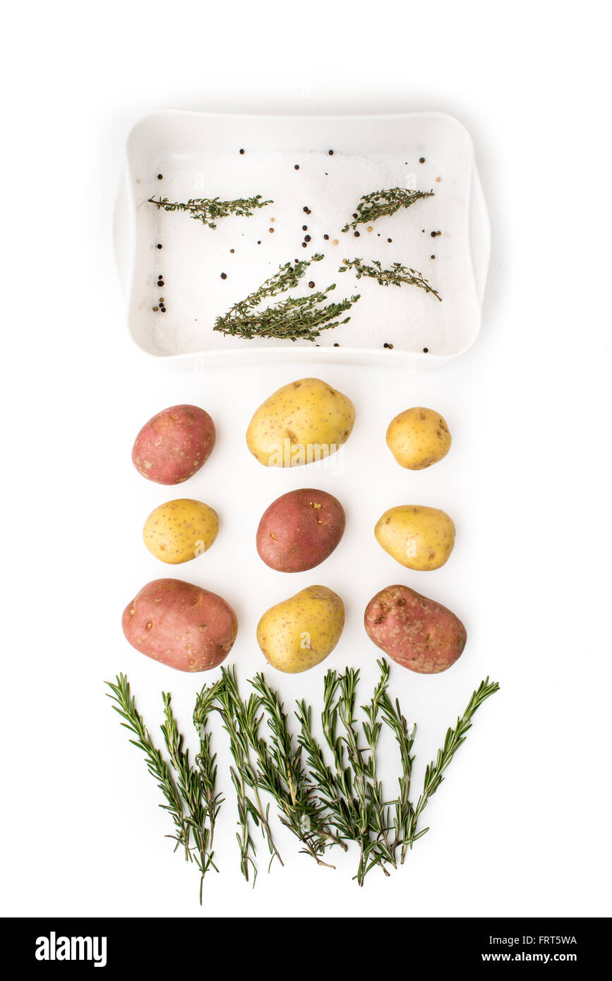 Rohe Kartoffeln mit Gewürzen und Kräutern auf dem weißen Hintergrund Stockfoto
