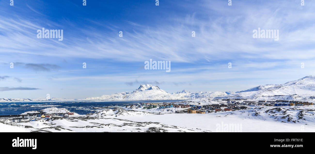 Arktische Hauptstadt weiß Panorama, Fjord und die Berge im Hintergrund, Nuuk, Grönland Stockfoto