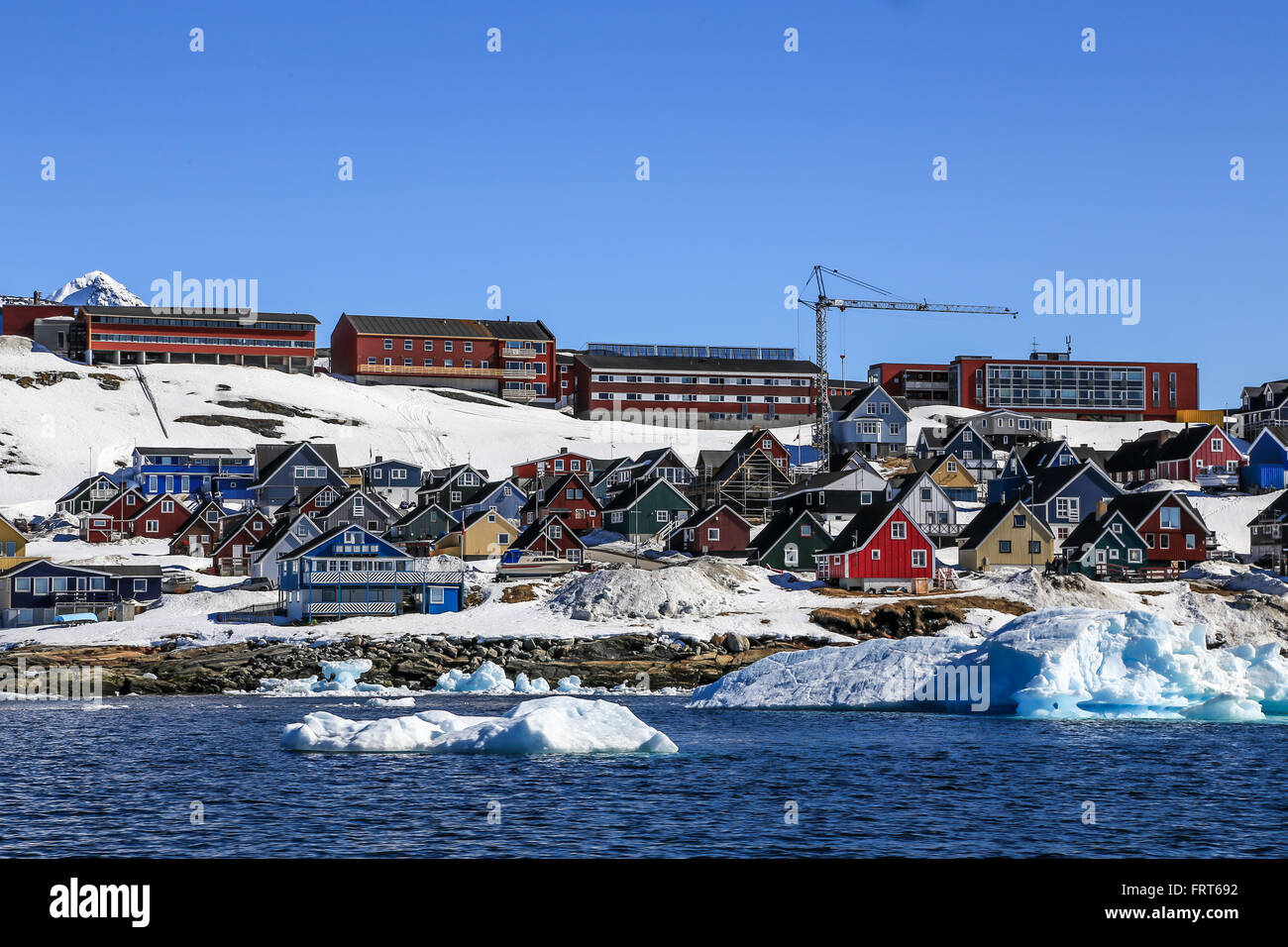 Wachsende arktische Hauptstadt, Blick vom Fjord mit treiben Eisberge, Nuuk, Grönland Stockfoto