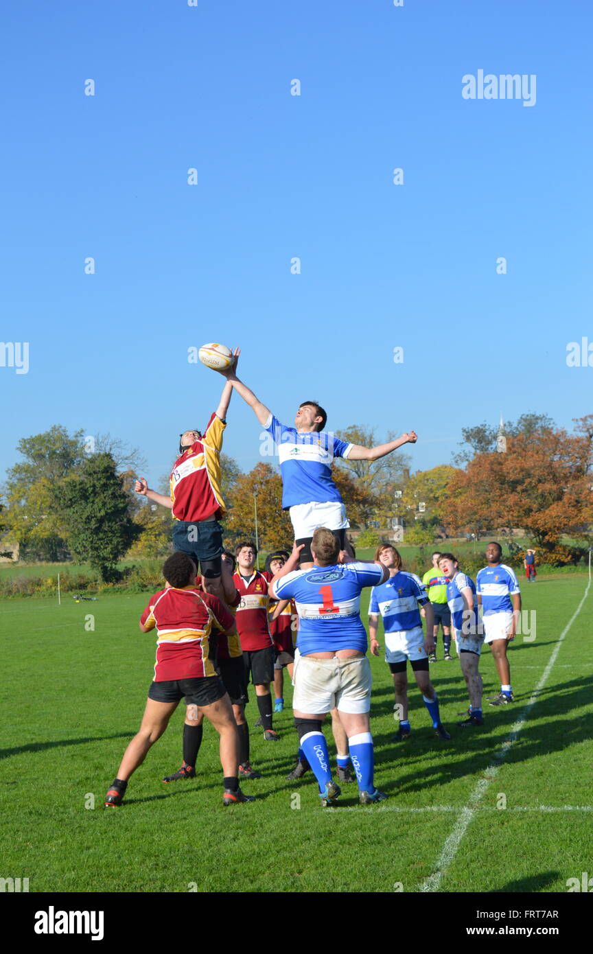 Zwei u-17-Rugby-Teams bestreiten einen Lineout in einem Match auf Hampstead Heath Erweiterung, Hampstead, London UK Stockfoto