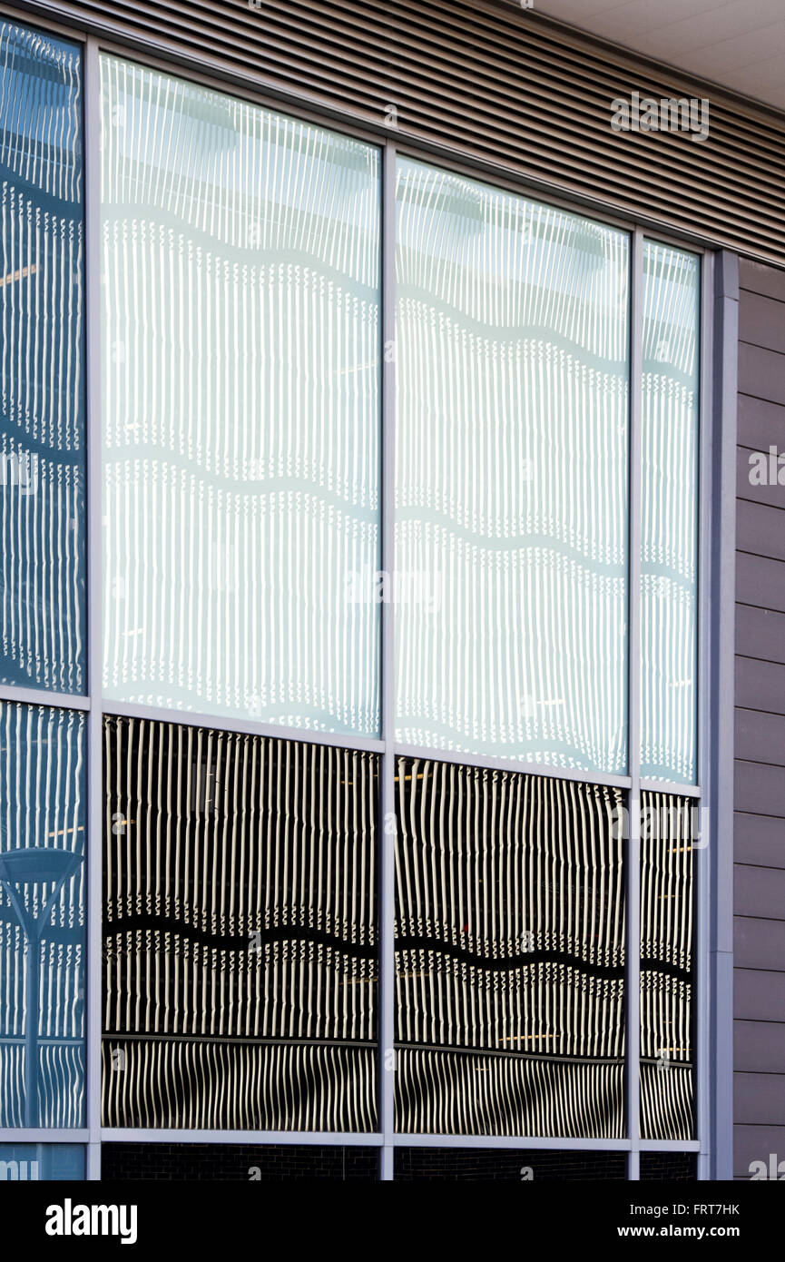 Wellig Stahlbau Architektur auf einem Multi-Story-Parkplatz in Glas Windows abstrakt reflektiert. Milton Keynes, Buckinghamshire, Großbritannien Stockfoto