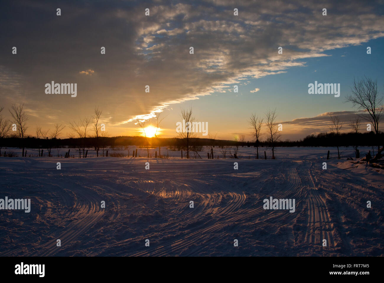 Schneemobil-Tracks und Sonnenuntergang, schönen Ausklang des Tages. Stockfoto