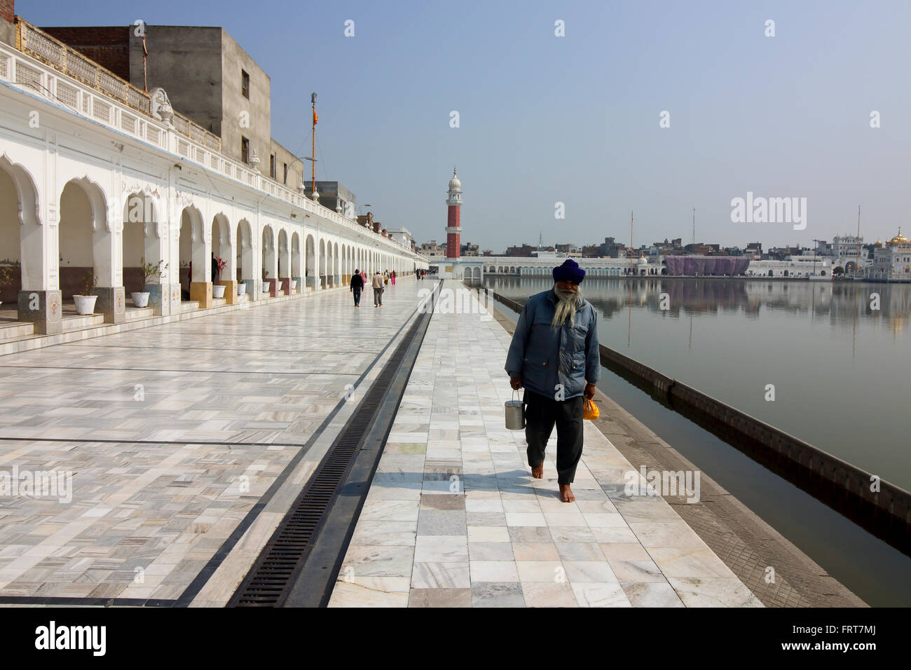 Sikh-Pilger am Heiligen Pool des Tarn Taran Gurdwara in der Nähe von Amritsar im indischen Bundesstaat Punjab Stockfoto