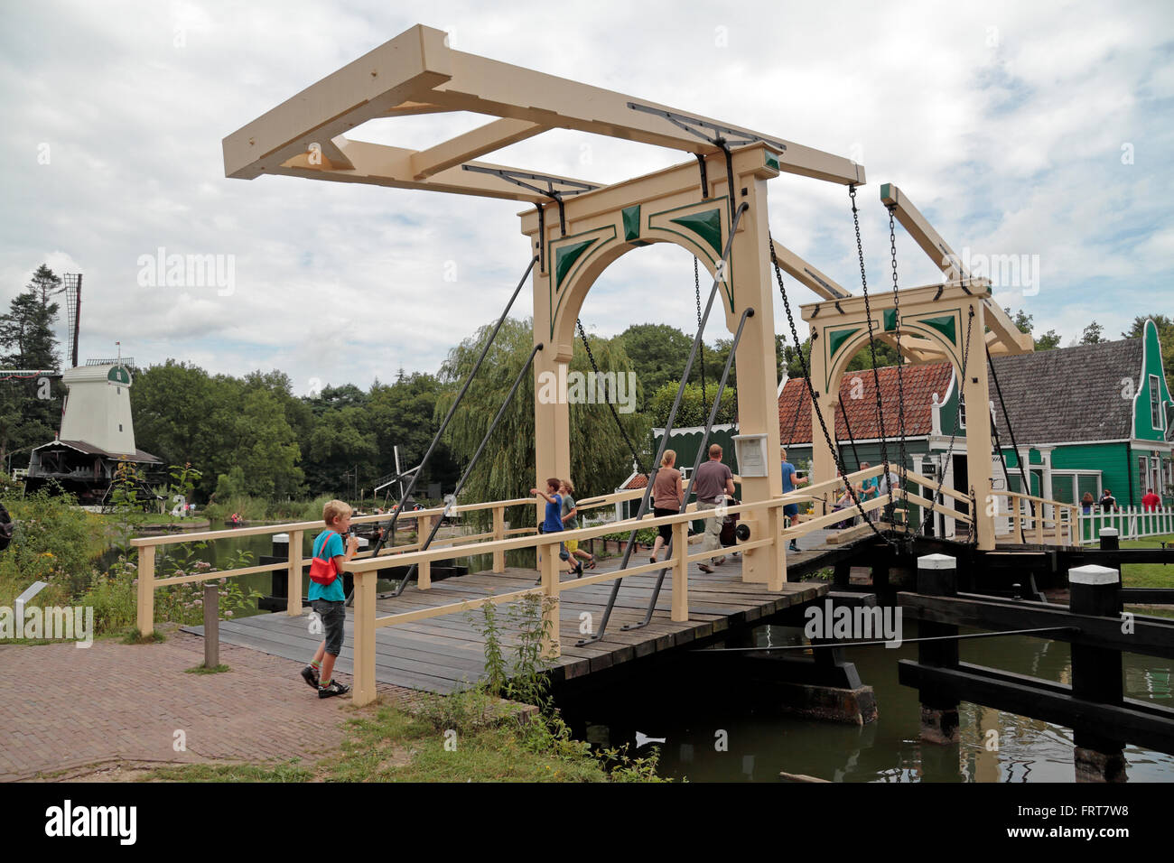 Eine Klappbrücke in den Niederlanden Open Air Museum (Nederlands Openluchtmuseum), Arnheim, Niederlande. Stockfoto