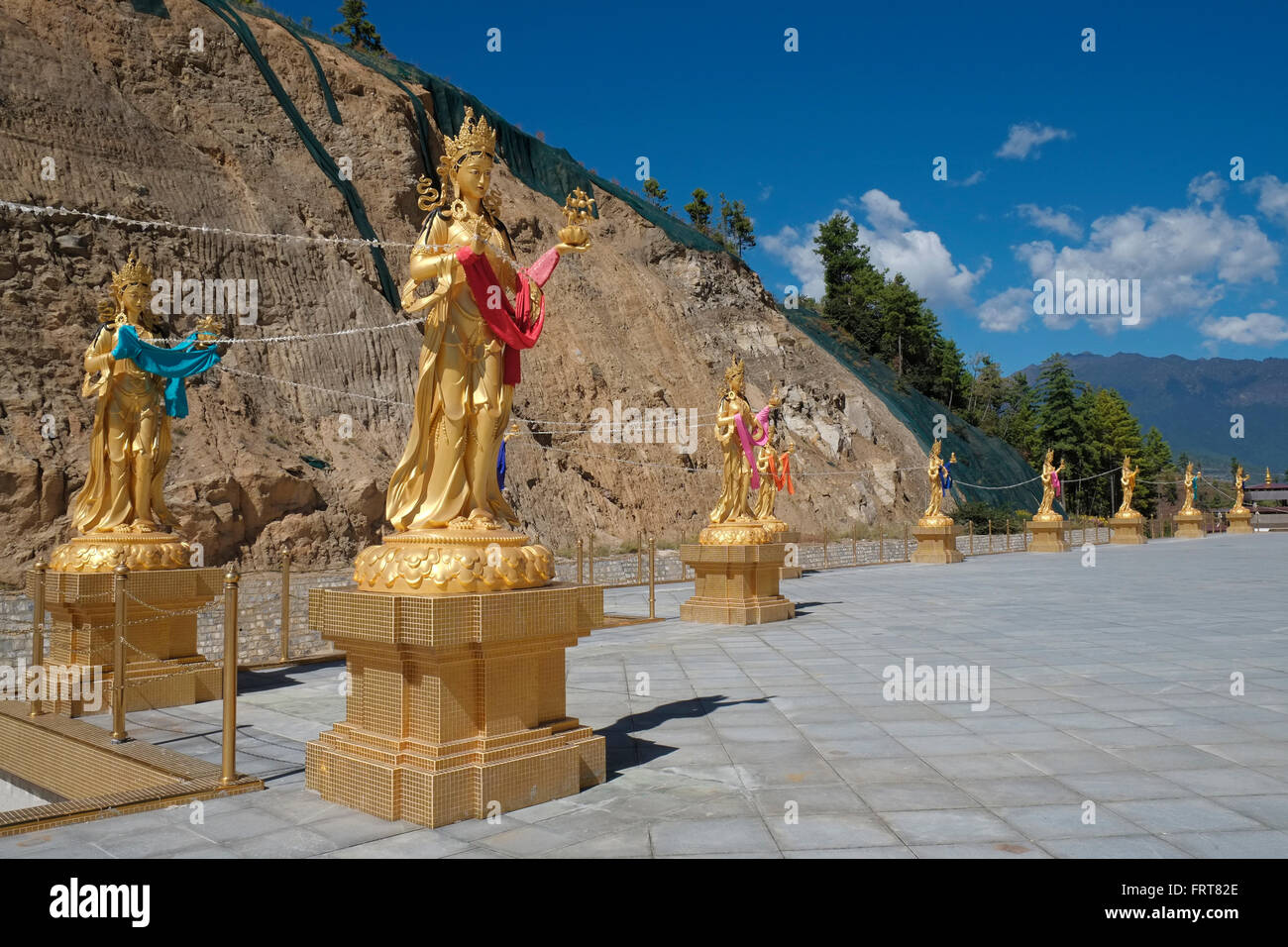 Statuen von buddhistischen Göttinnen auf den Buddha Dordenma Seite, Kuenselphodrang Naturpark, Thimphu, Bhutan. Stockfoto