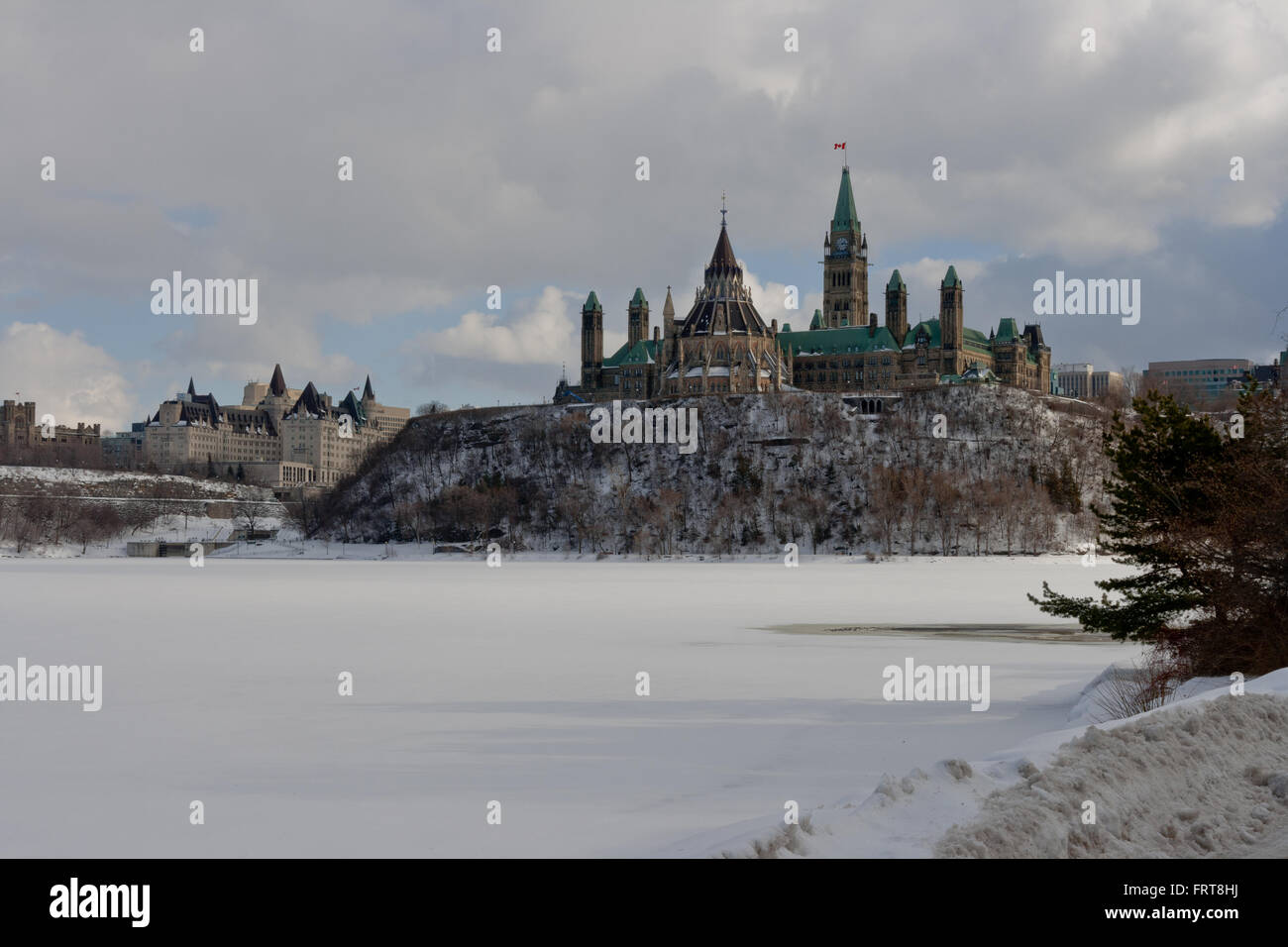 Parliament Hill kann von Hull aus gesehen werden, auf der anderen Seite des gefrorenen Ottawa River. Stockfoto