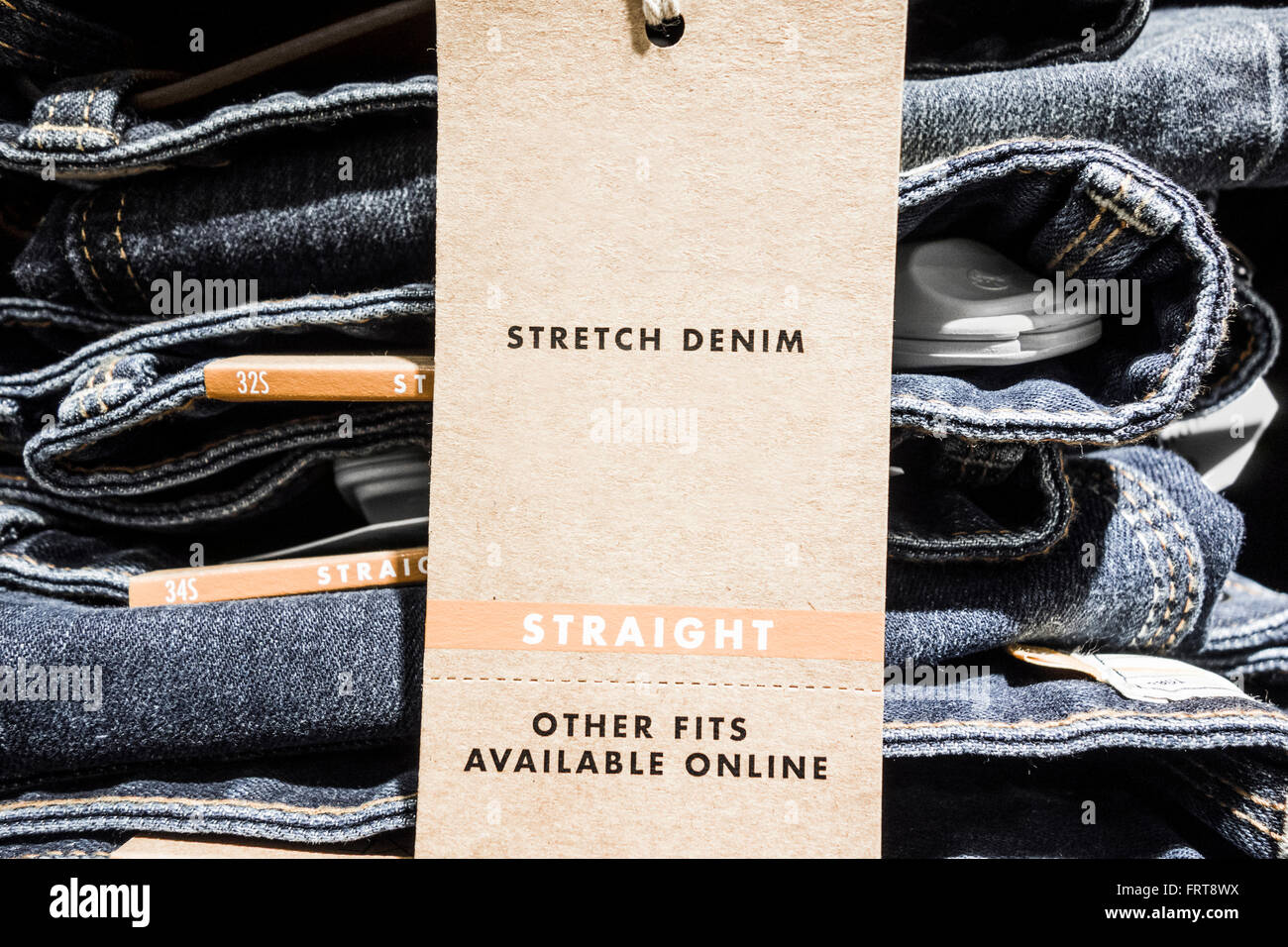 Gerader Schnitt Stretch-Denimjeans in Herren-Kleidung zu speichern. UK Stockfoto