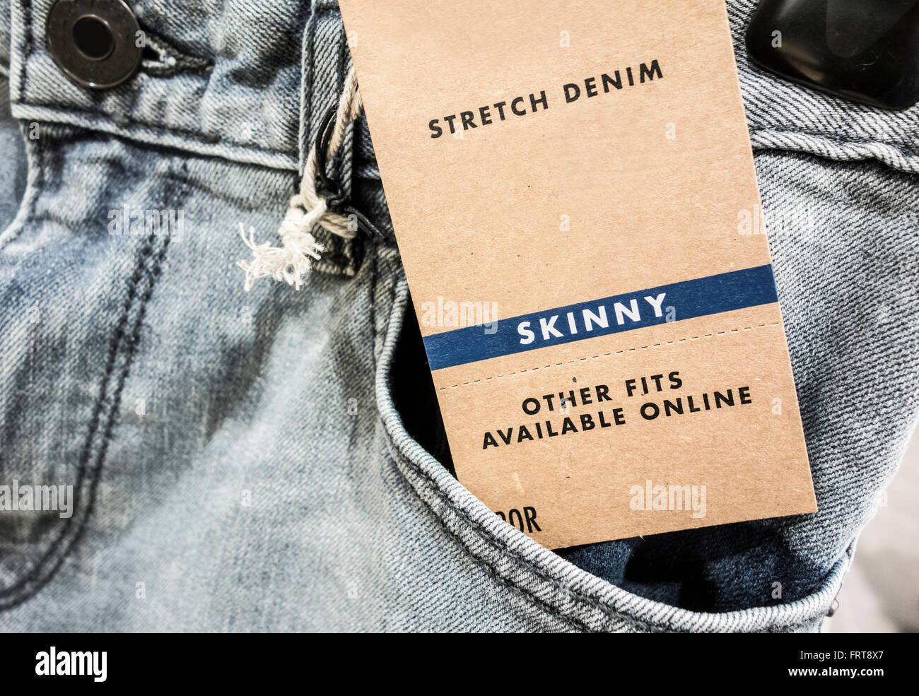 Skinny-Jeans in Herren-Kleidung zu speichern. UK Stockfoto