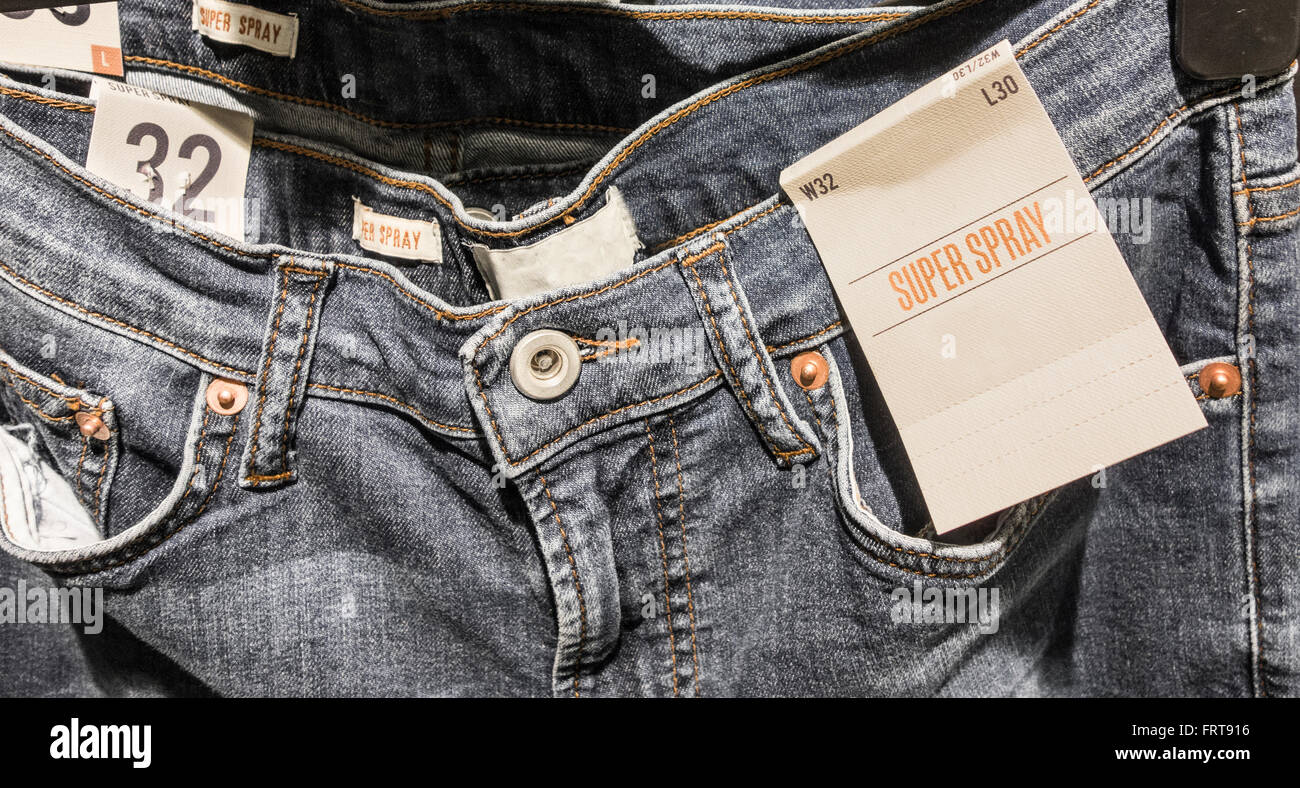 Super Spray auf Jeans in Herren-Kleidung zu speichern. UK Stockfoto