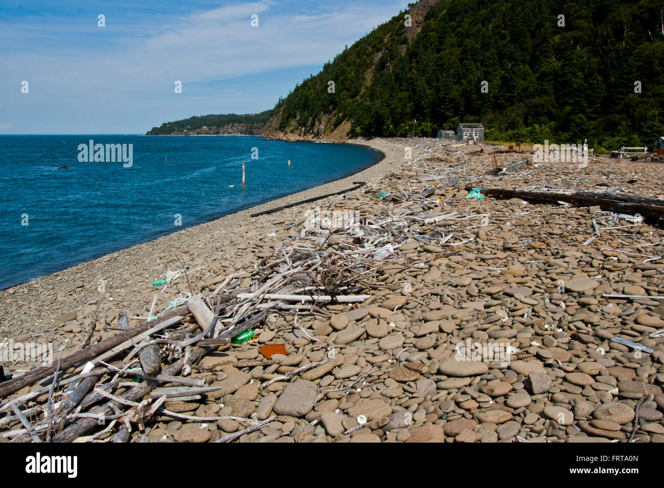 Felsiger Strand auf Grand Manan Island, mit Blick auf The Whistle. Stockfoto