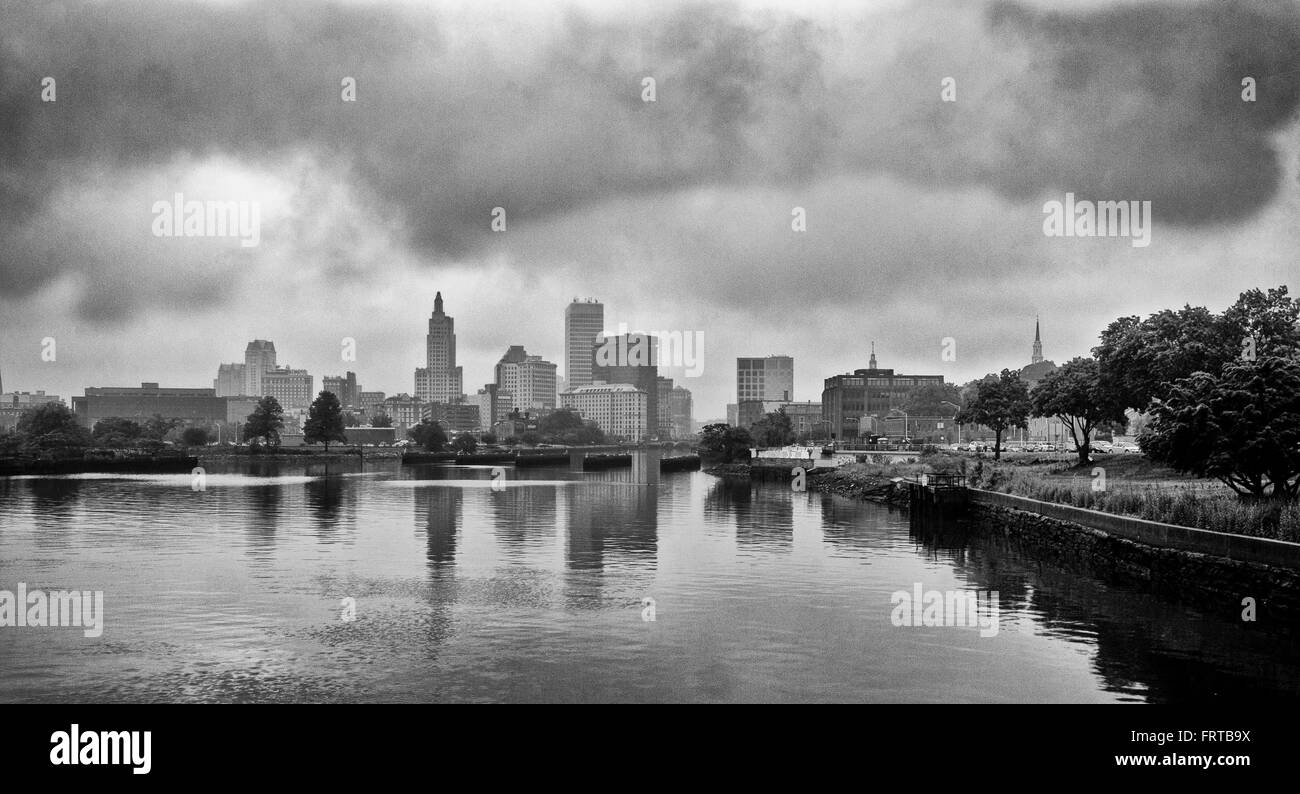 Bankenviertel-Skyline und die Providence River. Providence Rhode Island schwarz-weiß Bild. Stockfoto