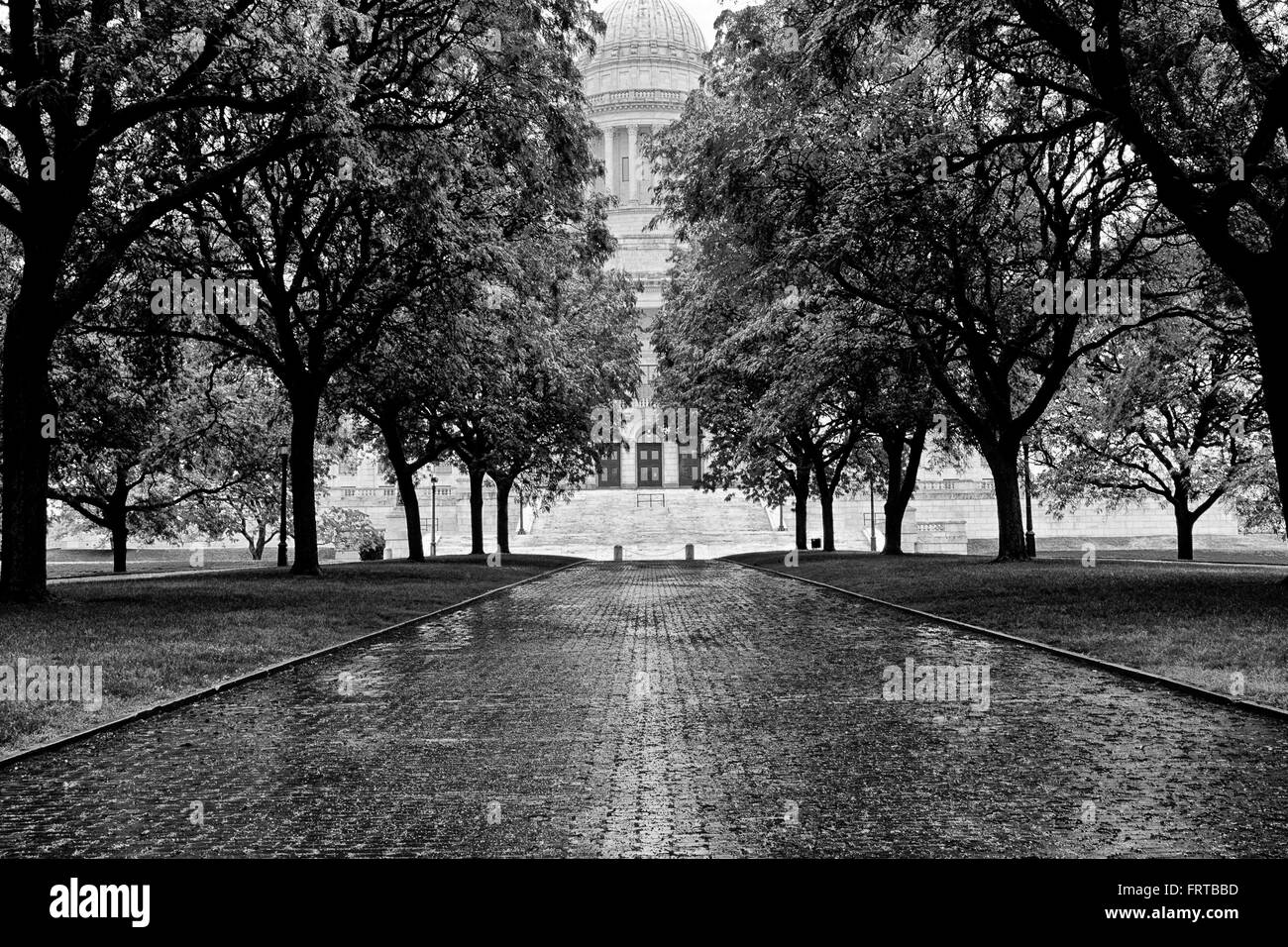 Ziegelstein-Weg auf Rhode Island State House in schwarz und weiß Stockfoto
