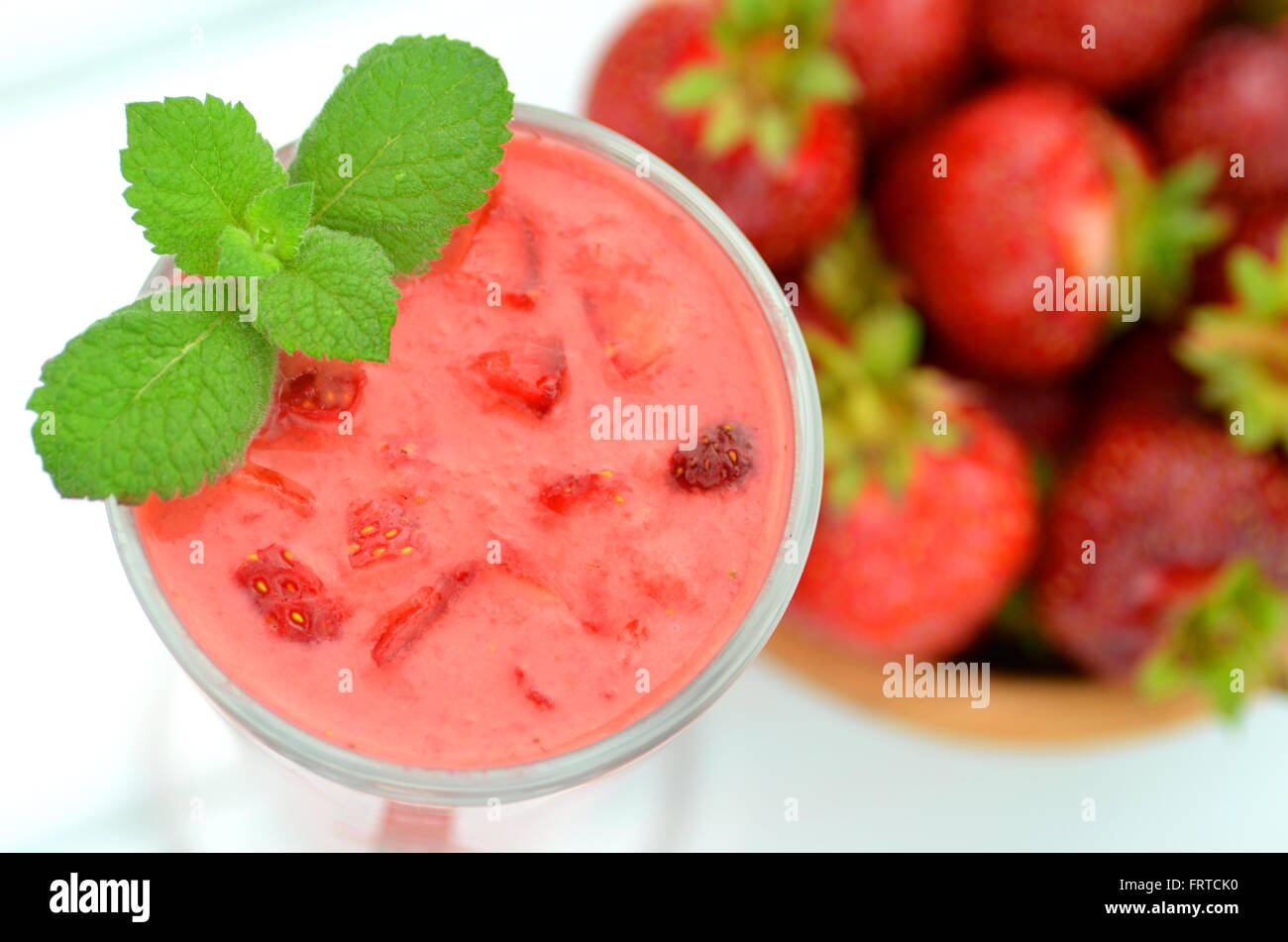 leckere Cocktail aus frischen Erdbeeren im Glas Stockfoto