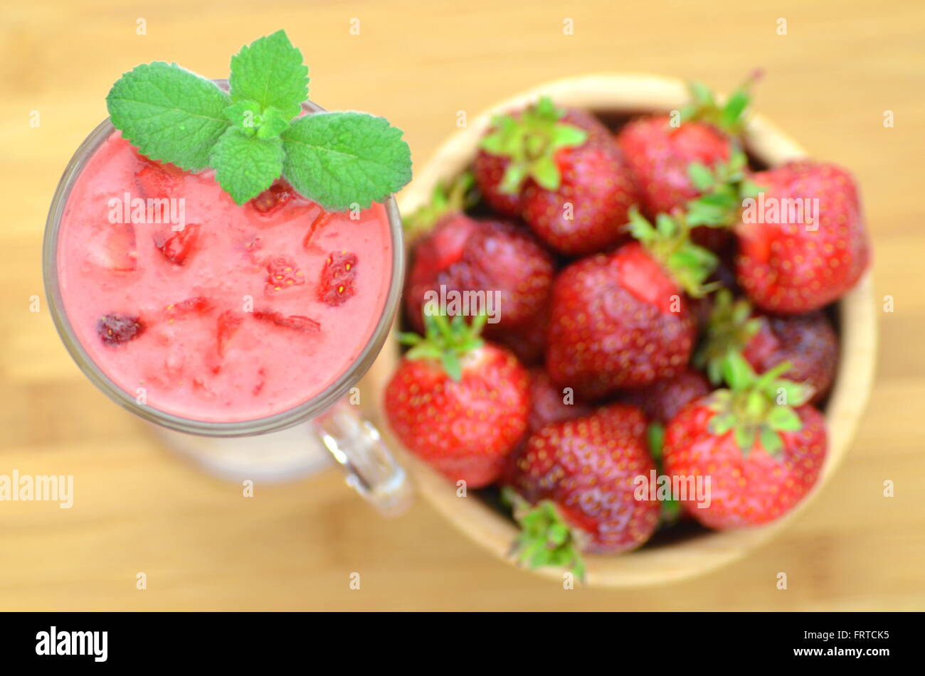 leckere Cocktail aus frischen Erdbeeren im Glas Stockfoto