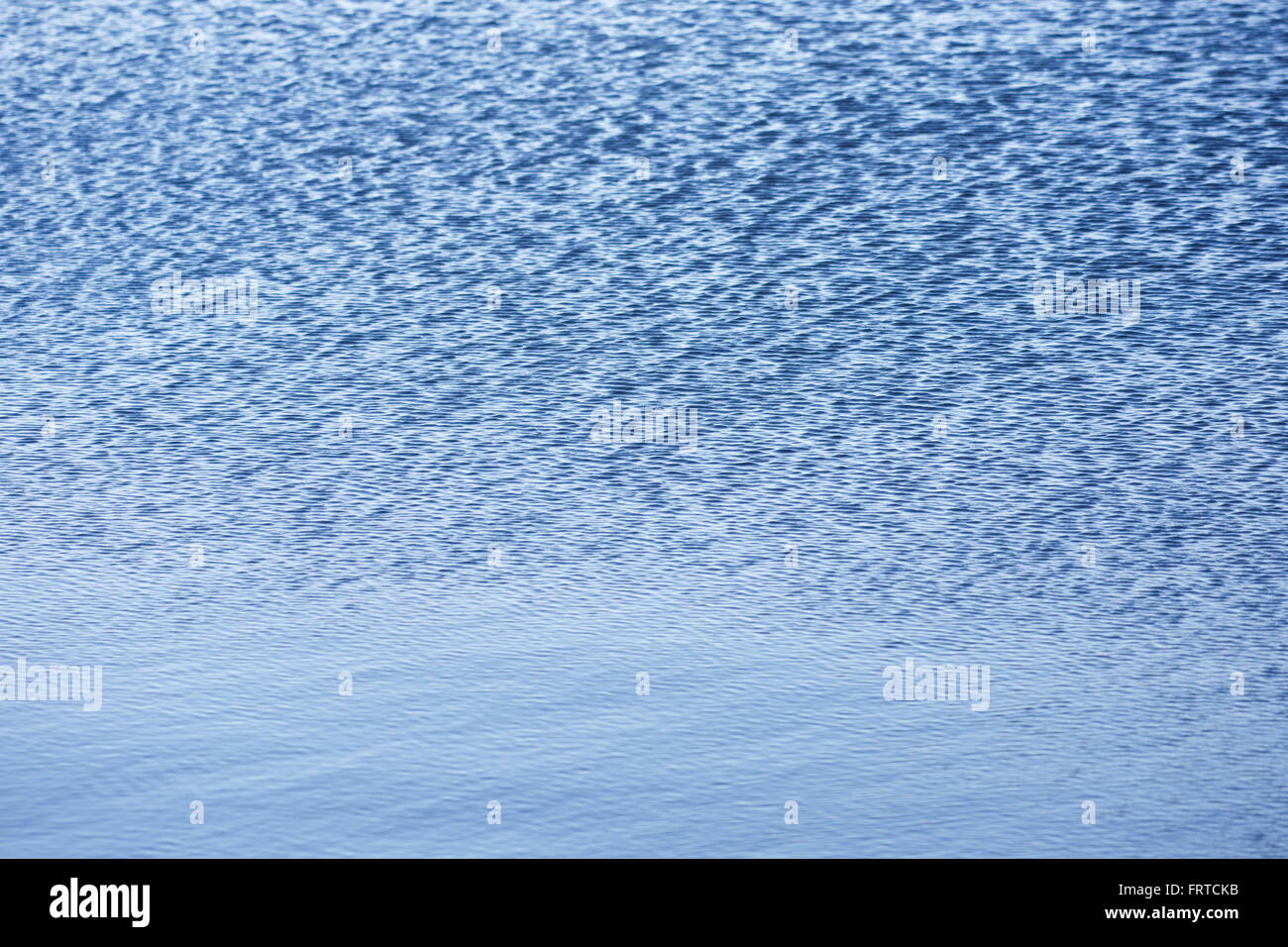 Wellen auf dem Wasser, Wasser-Muster für die Hintergrundtextur. Stockfoto
