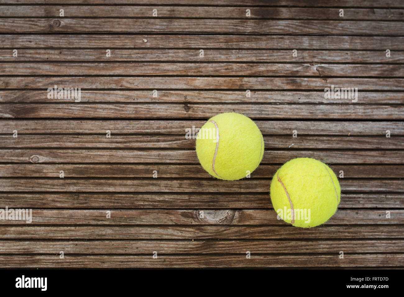 Tennisbälle auf hölzernen Hintergrund Stockfoto