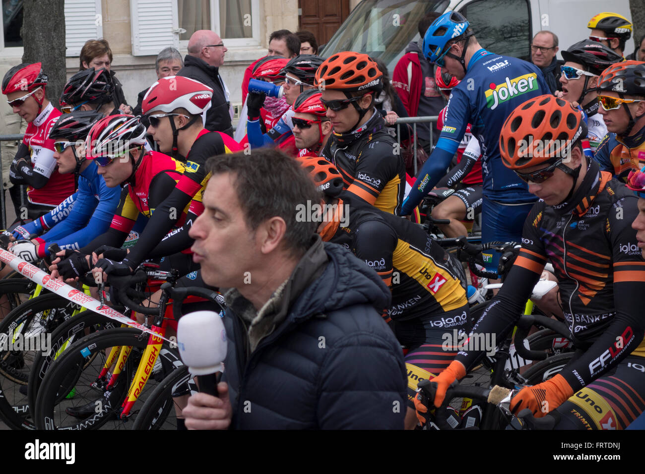 TV-Sport-Moderatorin und Radfahrer zum Jahresbeginn die zweite Etappe der Tour de Normandie, Vernon, Frankreich Stockfoto