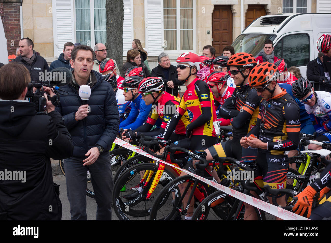 TV-Sport-Moderatorin und Radfahrer zum Jahresbeginn die zweite Etappe der Tour de Normandie 2016, Vernon, Frankreich Stockfoto