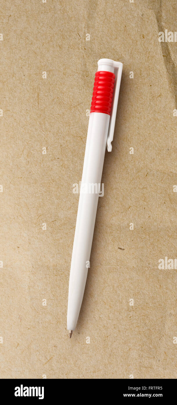 Weiße Feder in Nahaufnahme auf Papierhintergrund Stockfoto