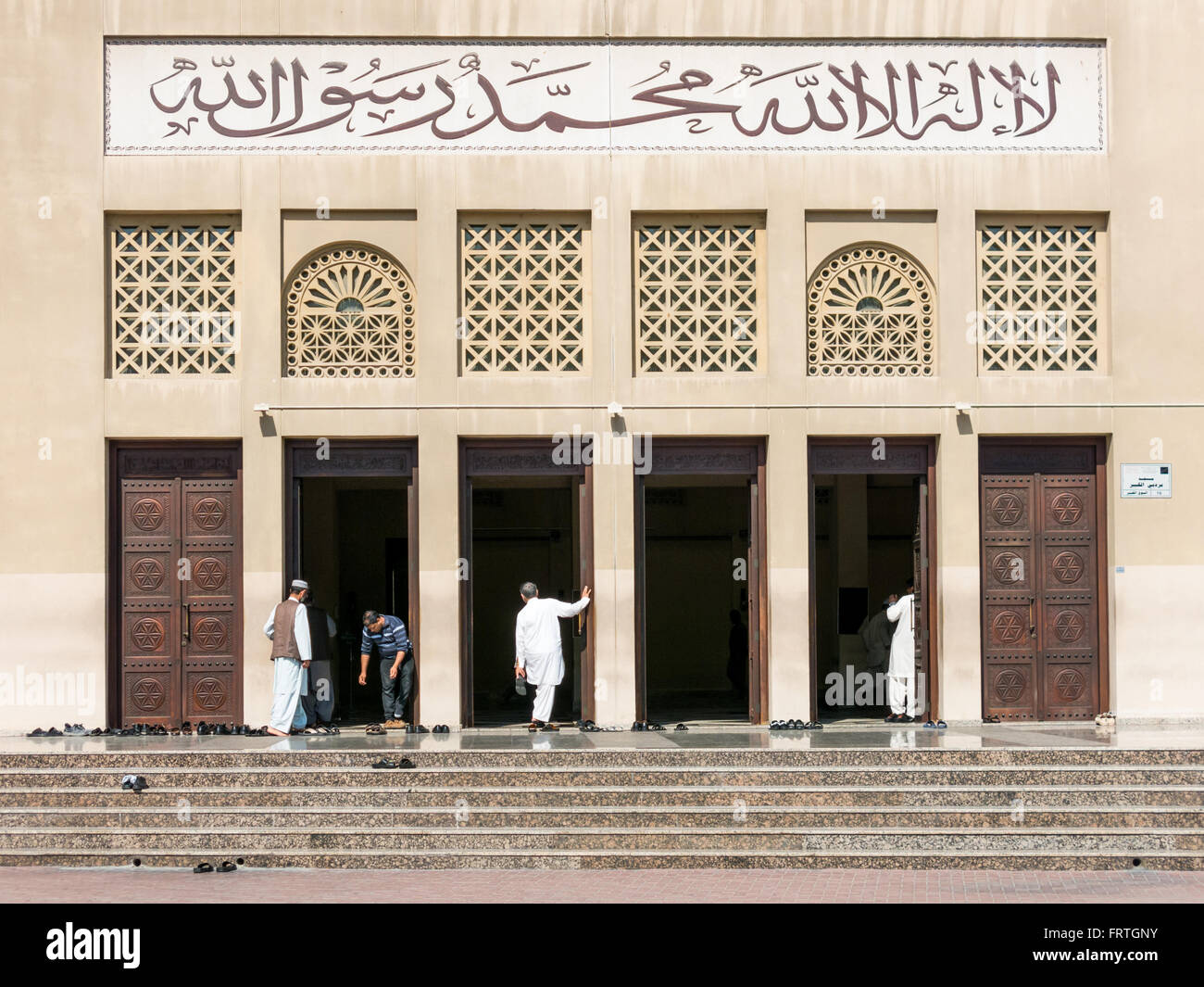 Männer am Eingang der Moschee in der Bur Stadtteil von Dubai, Vereinigte Arabische Emirate Stockfoto