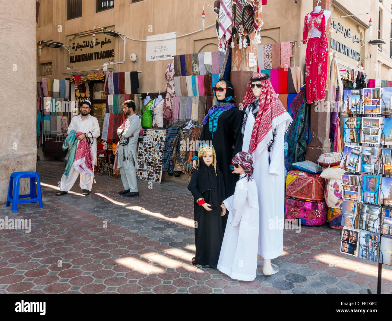 Shop und Verkäufer in der alten überdachten Textile Souk Bur Dubai in der Altstadt von Dubai, Vereinigte Arabische Emirate Stockfoto