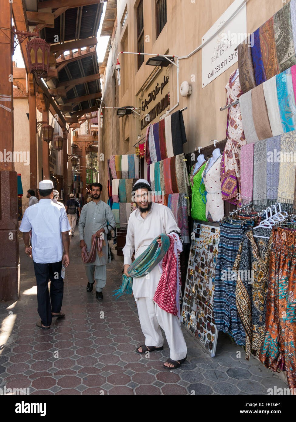 Shop-Verkäufer in den alten überdachten Textil-Souk Bur Dubai in der Altstadt von Dubai, Vereinigte Arabische Emirate Stockfoto