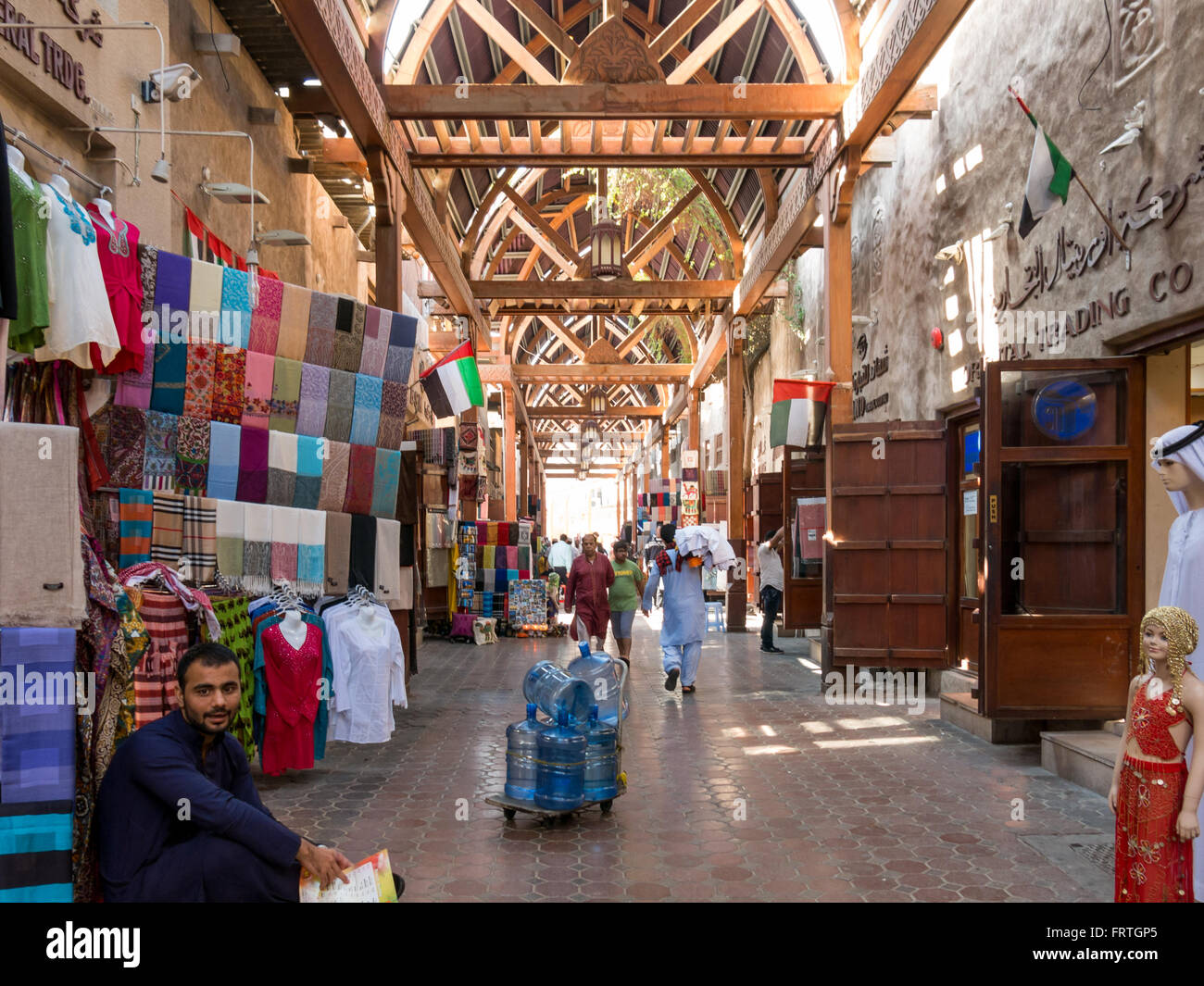 Geschäften und Lieferanten in die alte überdachte Textil-Souk Bur Dubai in der Altstadt von Dubai, Vereinigte Arabische Emirate Stockfoto