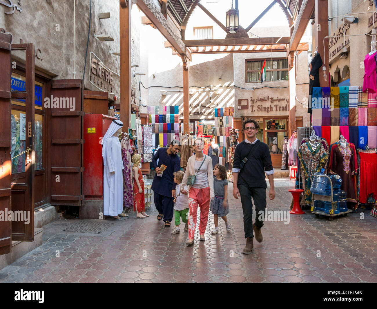 Touristen in die alte überdachte Textil-Souk Bur Dubai in der Altstadt von Dubai, Vereinigte Arabische Emirate Stockfoto