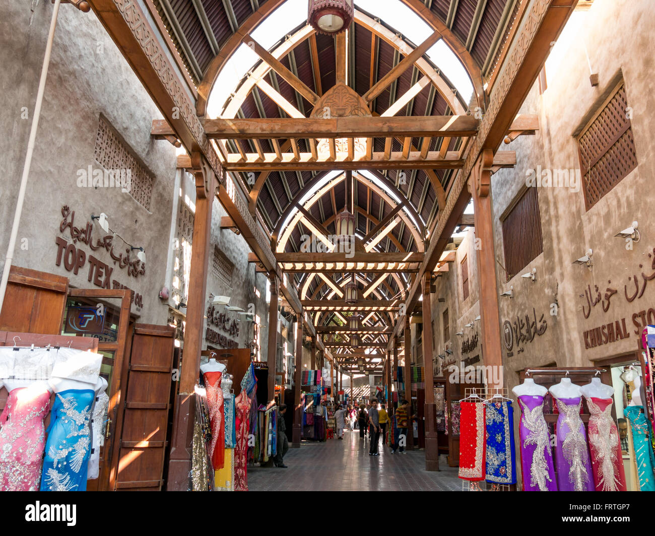 Geschäfte in der alten überdachten Textile Souk Bur Dubai in der Altstadt von Dubai, Vereinigte Arabische Emirate Stockfoto