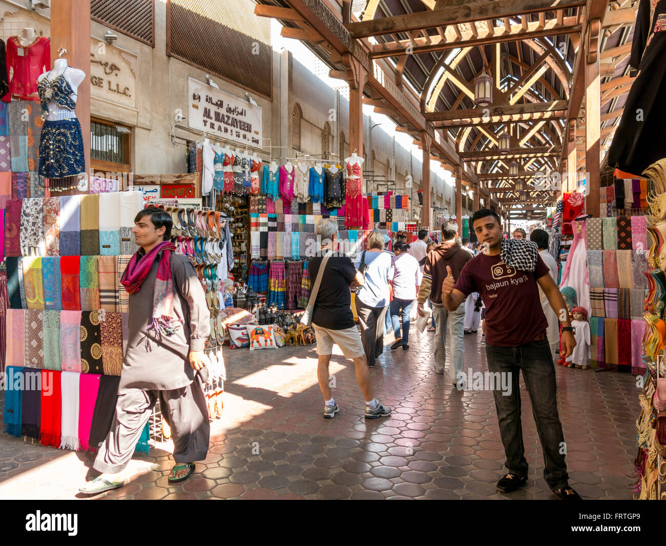 Verkäufer und Shops in der alten überdachten Textile Souk Bur Dubai in der Altstadt von Dubai, Vereinigte Arabische Emirate Stockfoto