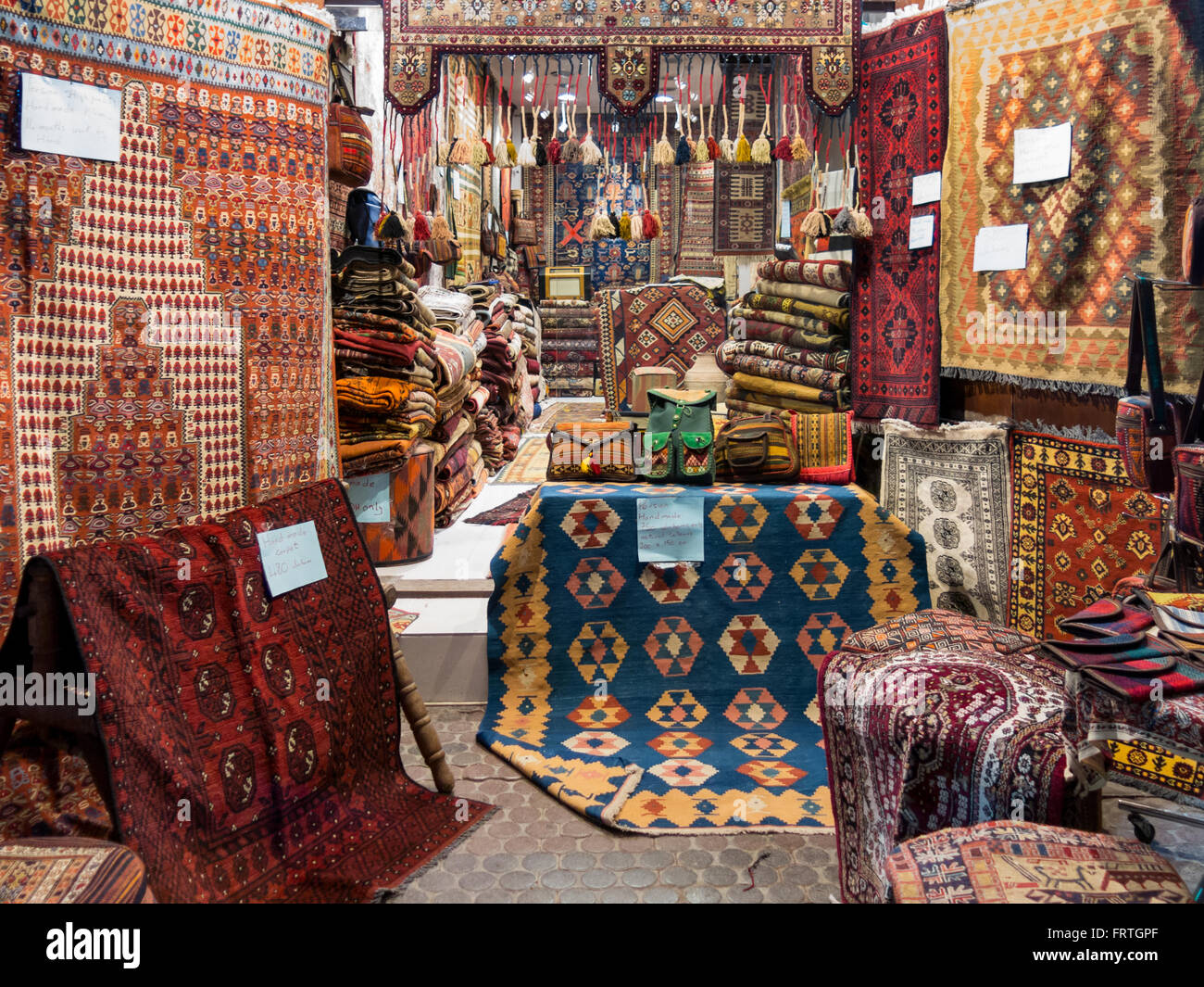 Teppich und Kelim-Shop in Deira Souk in Dubai, Vereinigte Arabische Emirate Stockfoto