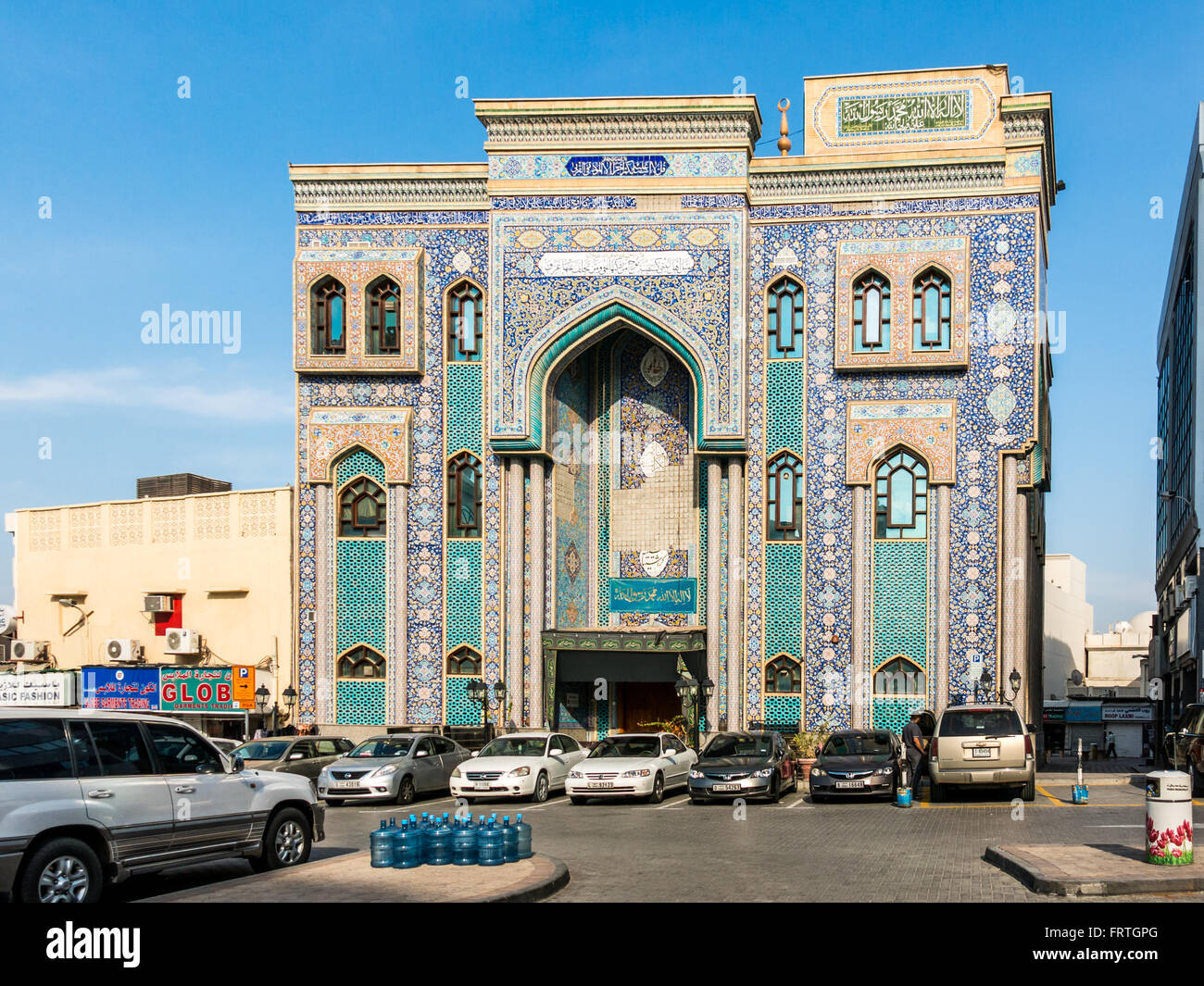 Fassade mit Mosaik Handarbeit von Ali bin Abi Talib iranischen schiitischen Moschee in Bur Dubai, Dubai, Vereinigte Arabische Emirate Stockfoto