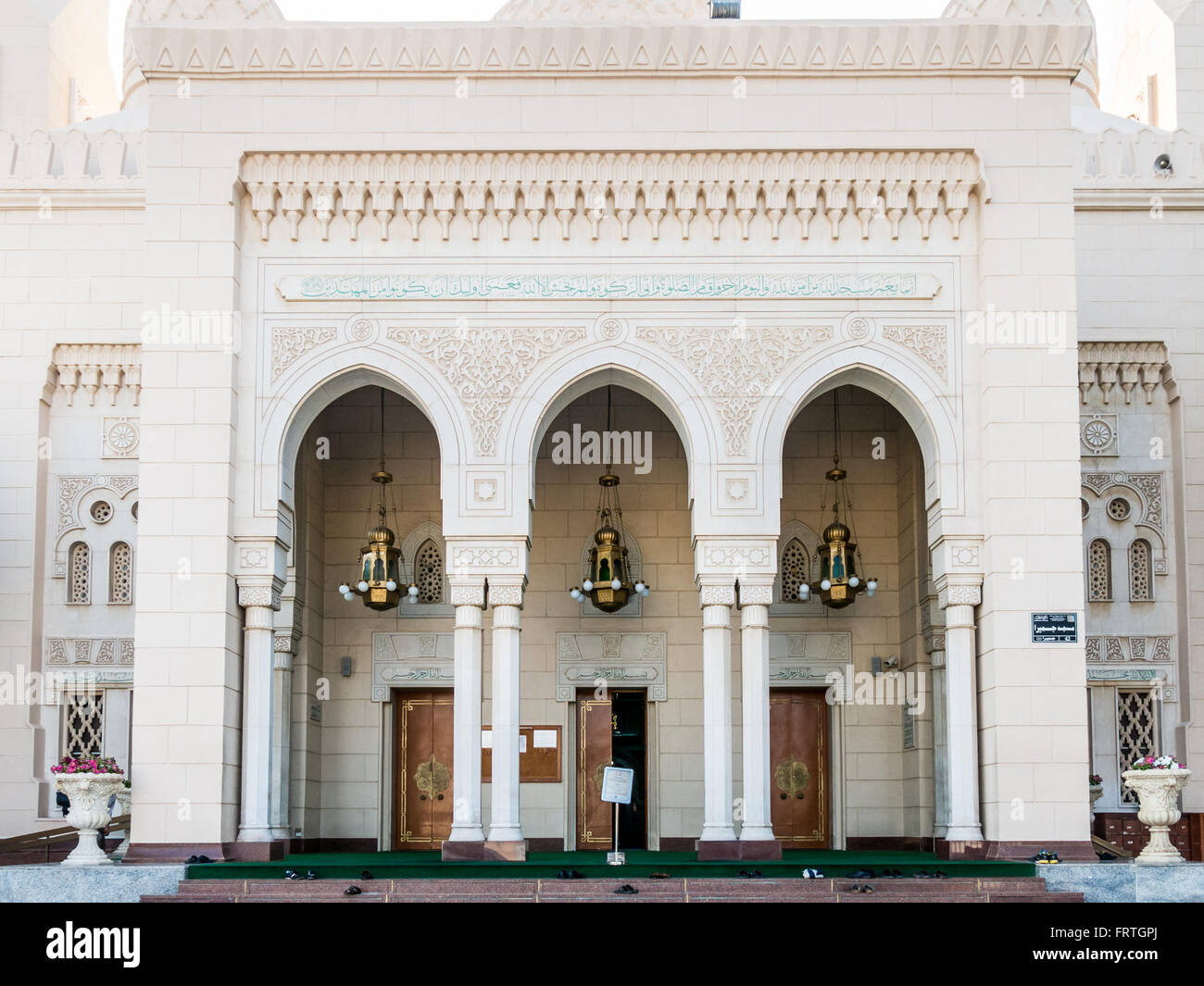 Eingang der Jumeirah-Moschee in Dubai, Vereinigte Arabische Emirate Stockfoto