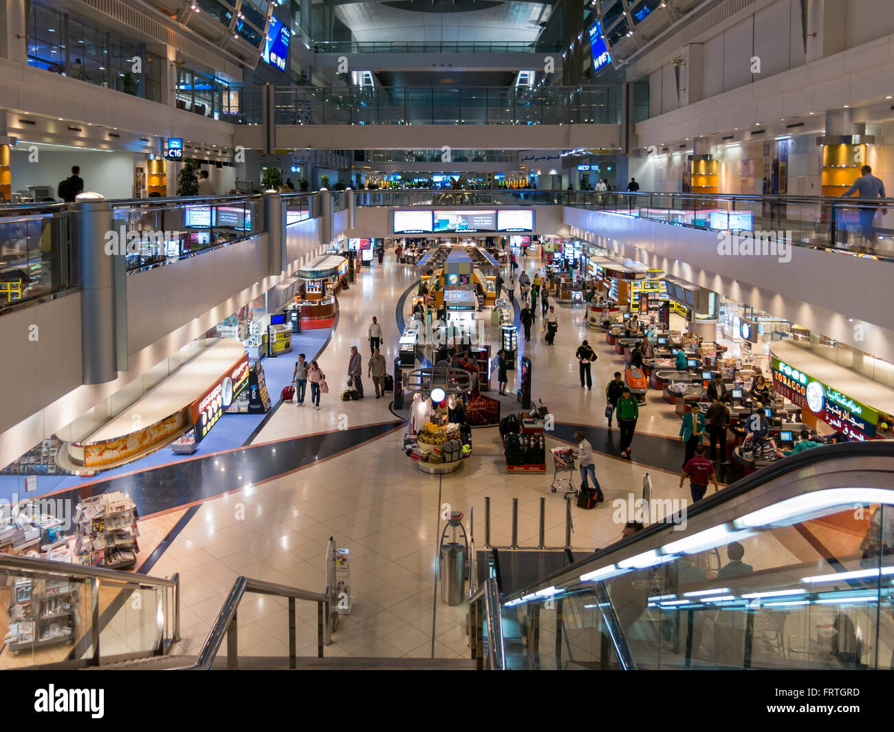 Shopping Center in Halle des Terminal des Dubai International Airport, Vereinigte Arabische Emirate Stockfoto
