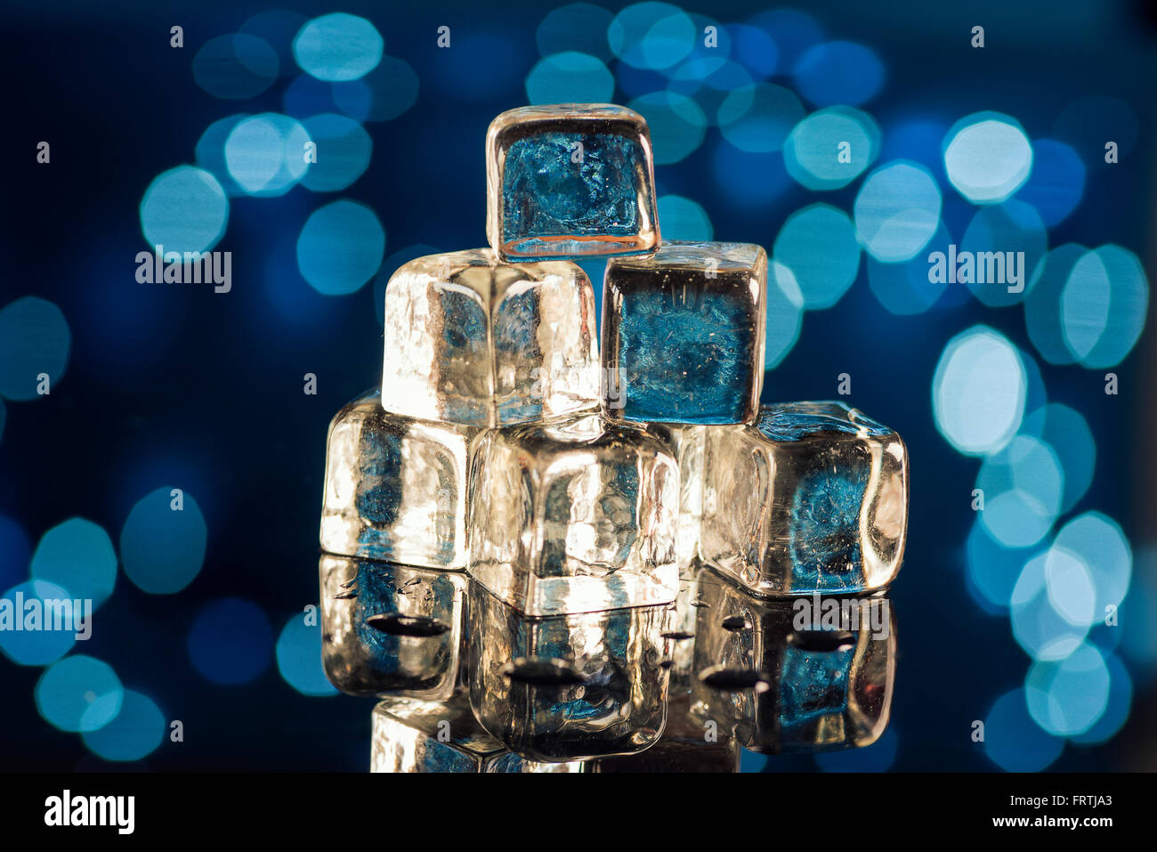 Ein Stapel von Eiswürfel blau Bokeh im Hintergrund Stockfoto