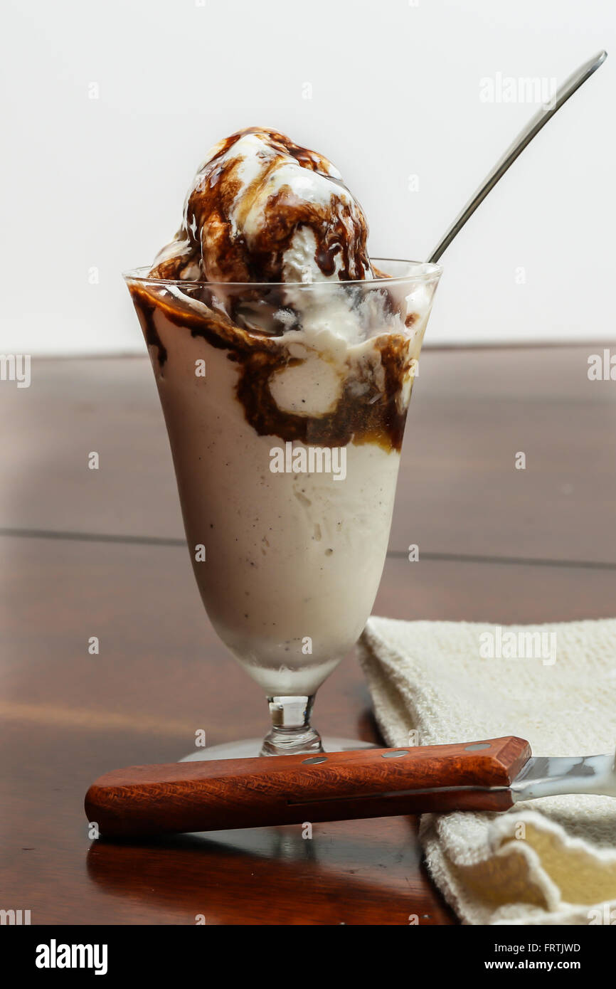 Eisbecher mit schoko Stockfotos und -bilder Kaufen - Alamy