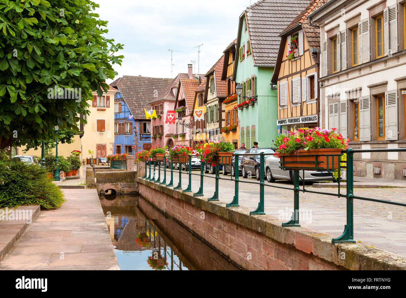Straßenszene in Ribeauvillé entlang der Weinstraße, Haut-Rhin, Elsass, Frankreich Stockfoto