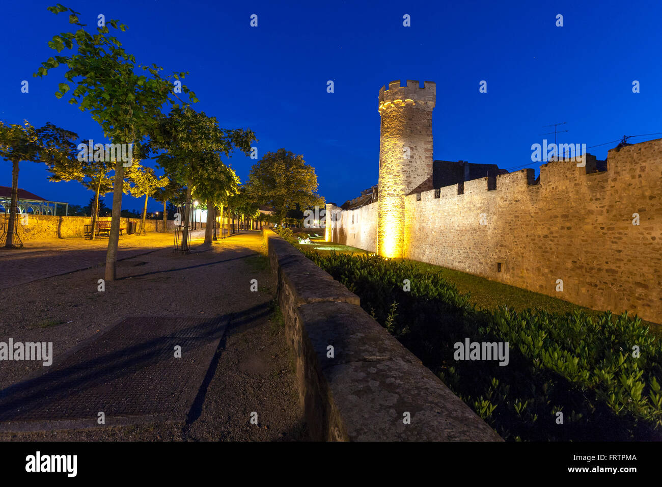 Die Wehrmauer in der Nacht, Obernai, Bas-Rhin, Elsass-Frankreich Stockfoto