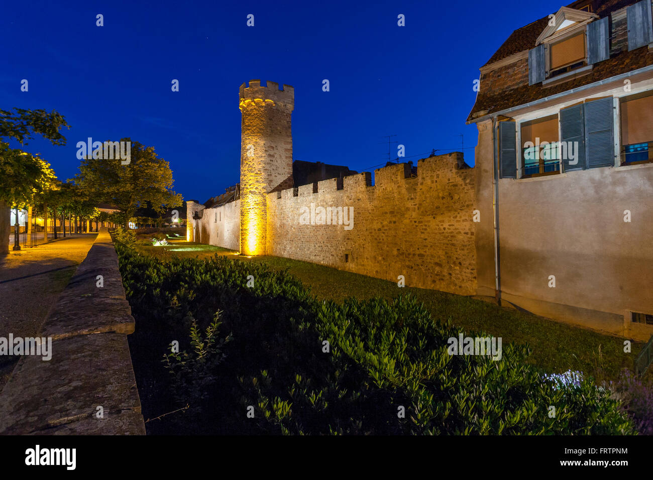 Die Wehrmauer in der Nacht, Obernai, Bas-Rhin, Elsass-Frankreich Stockfoto