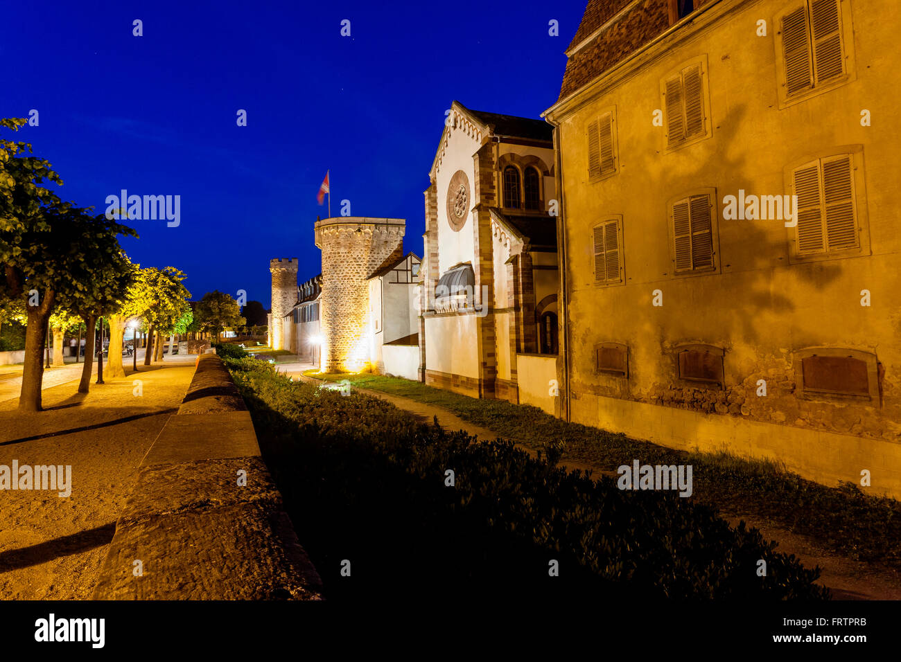 Die Wehrmauer in der Nacht, Obernai, Bas-Rhin, Elsass-Frankreich Stockfoto