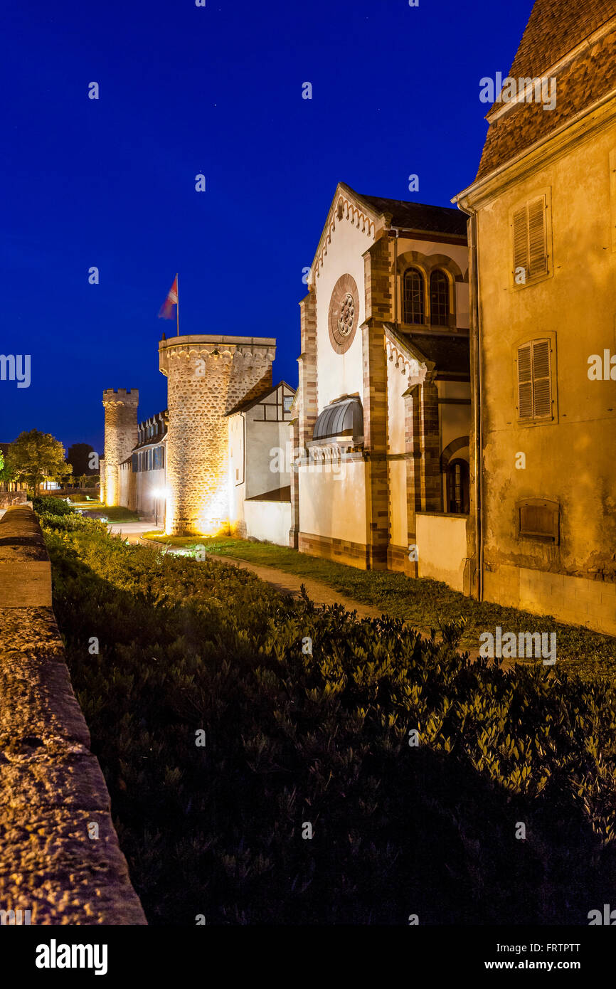 Die Wehrmauer in der Nacht, Obernai, Bas-Rhin, Elsass-Frankreich Stockfoto