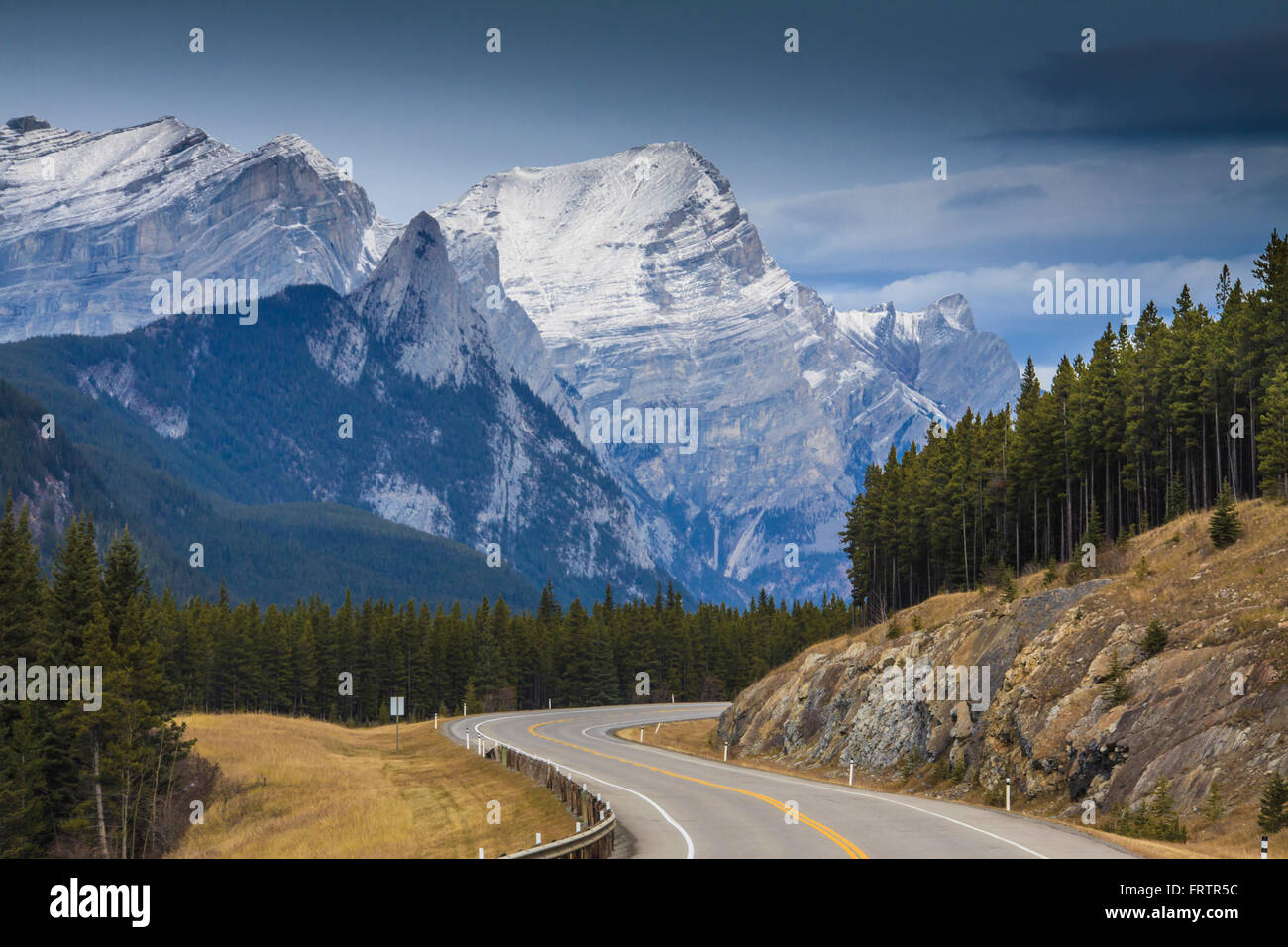 Verschneite malerische Fahrt am Trans Canada Highway im Süden von Alberta, Kanada. Stockfoto