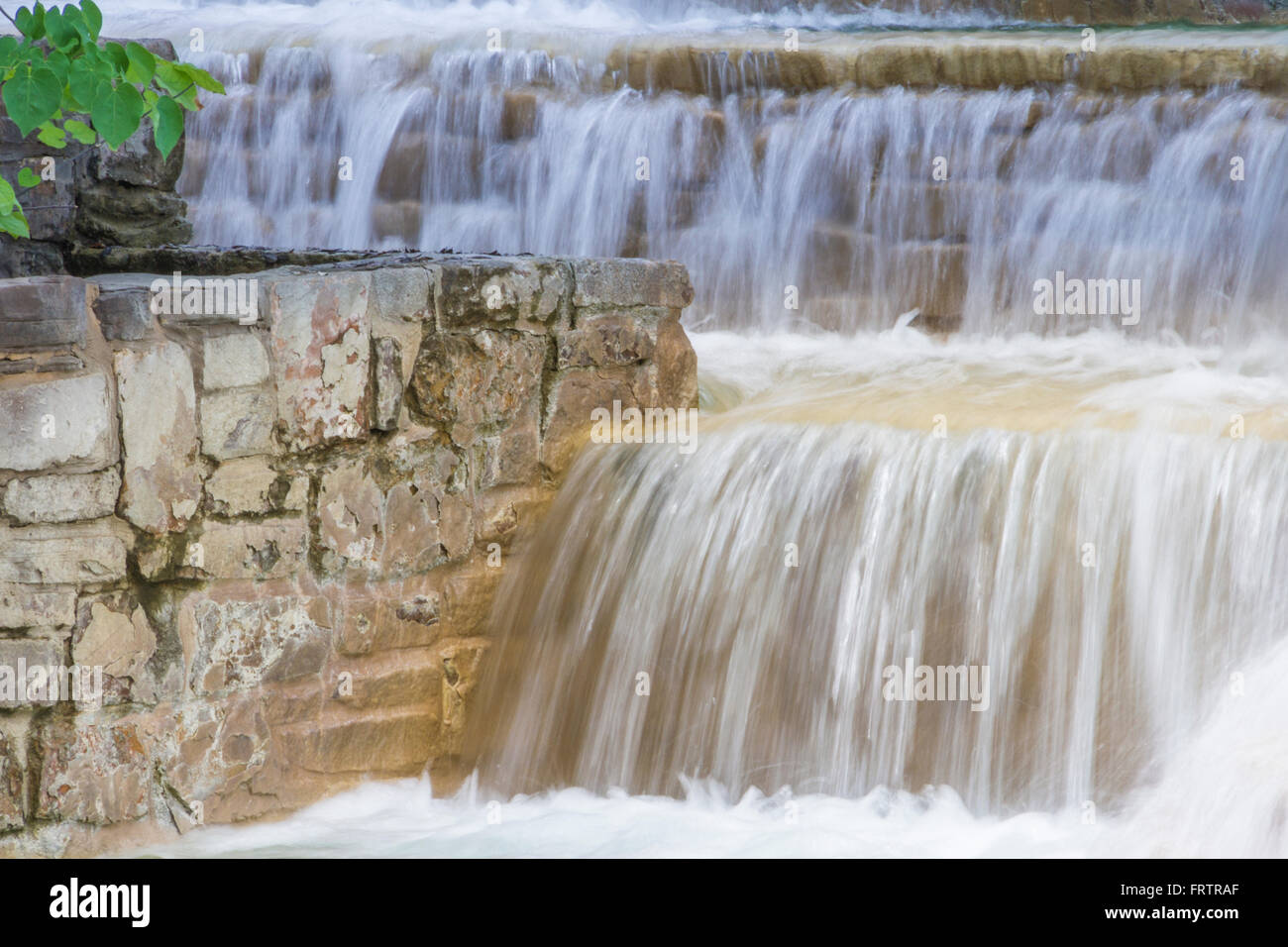 Wasserfälle und Steingärten im HemisFair Park in San Antonio. Stockfoto