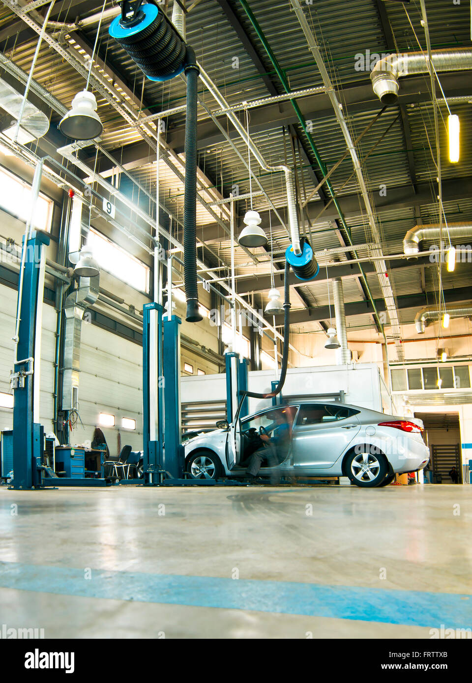 Top - Auto Service Center Kassel / Kfz. Meisterwerkstatt Carport auto -Fotos und -Bildmaterial in hoher Auflösung – Alamy