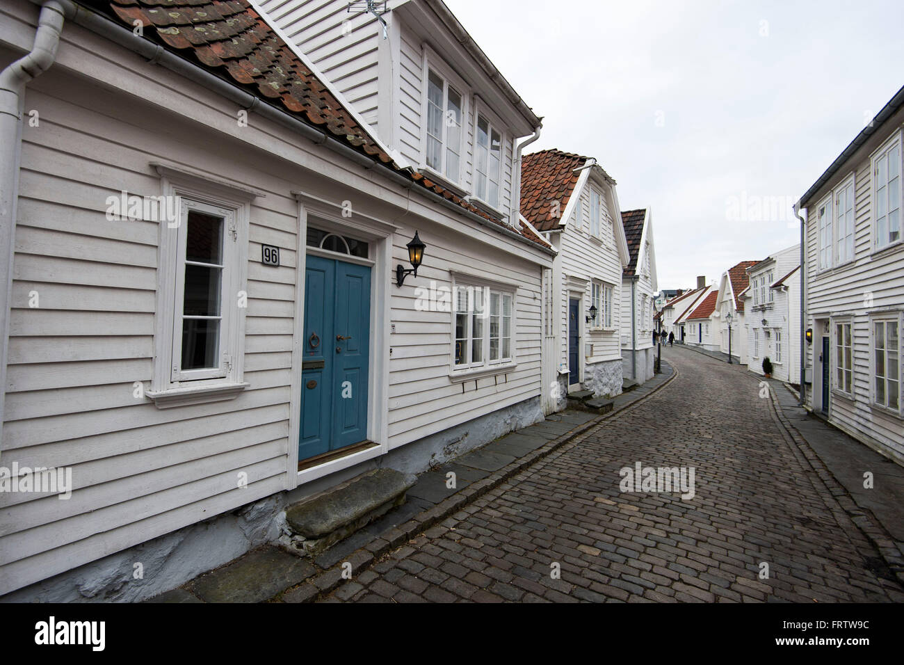Alte weiße Holzhäuser auf gepflasterten Gassen in der Altstadt in Stavanger, Norwegen. Stockfoto
