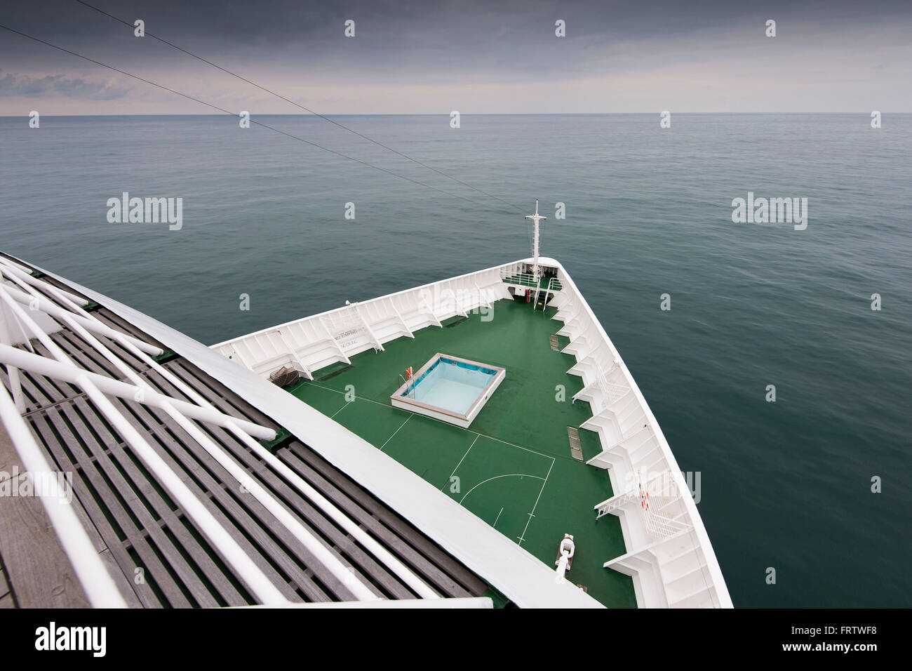 Gewitterwolken am Meer auf der Oriana Kreuzfahrtschiff in der Nordsee. Stockfoto